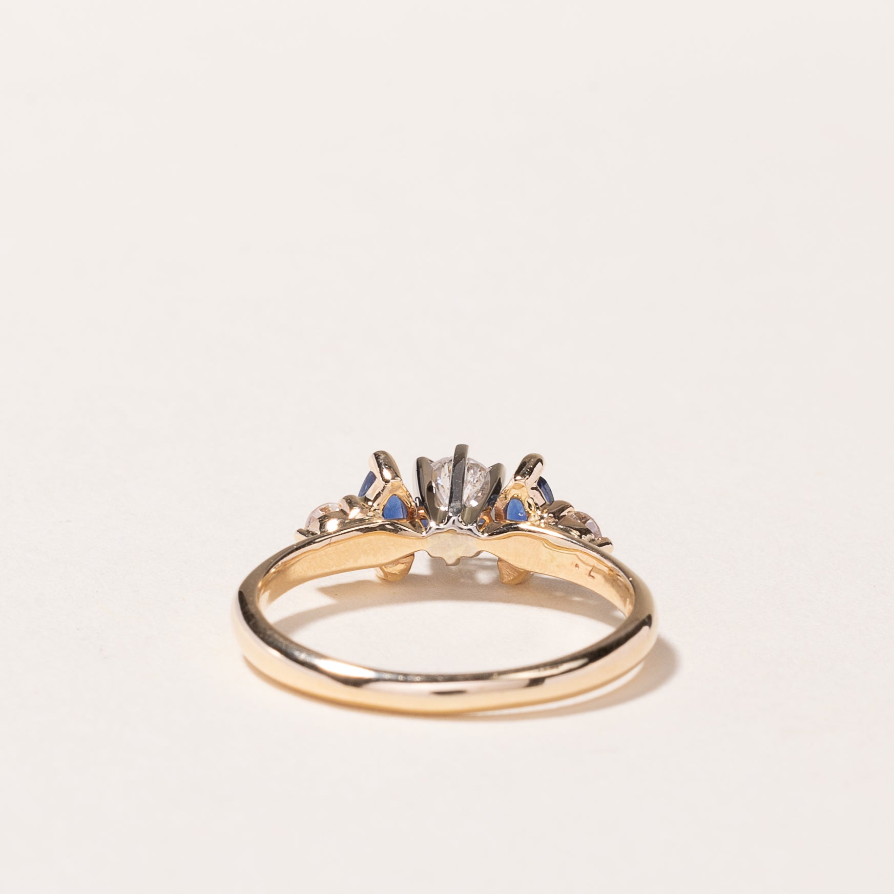Bague en or jaune 14 carats, saphir et diamants | 0,33 ct au total, 0,30 ct | Taille 5 