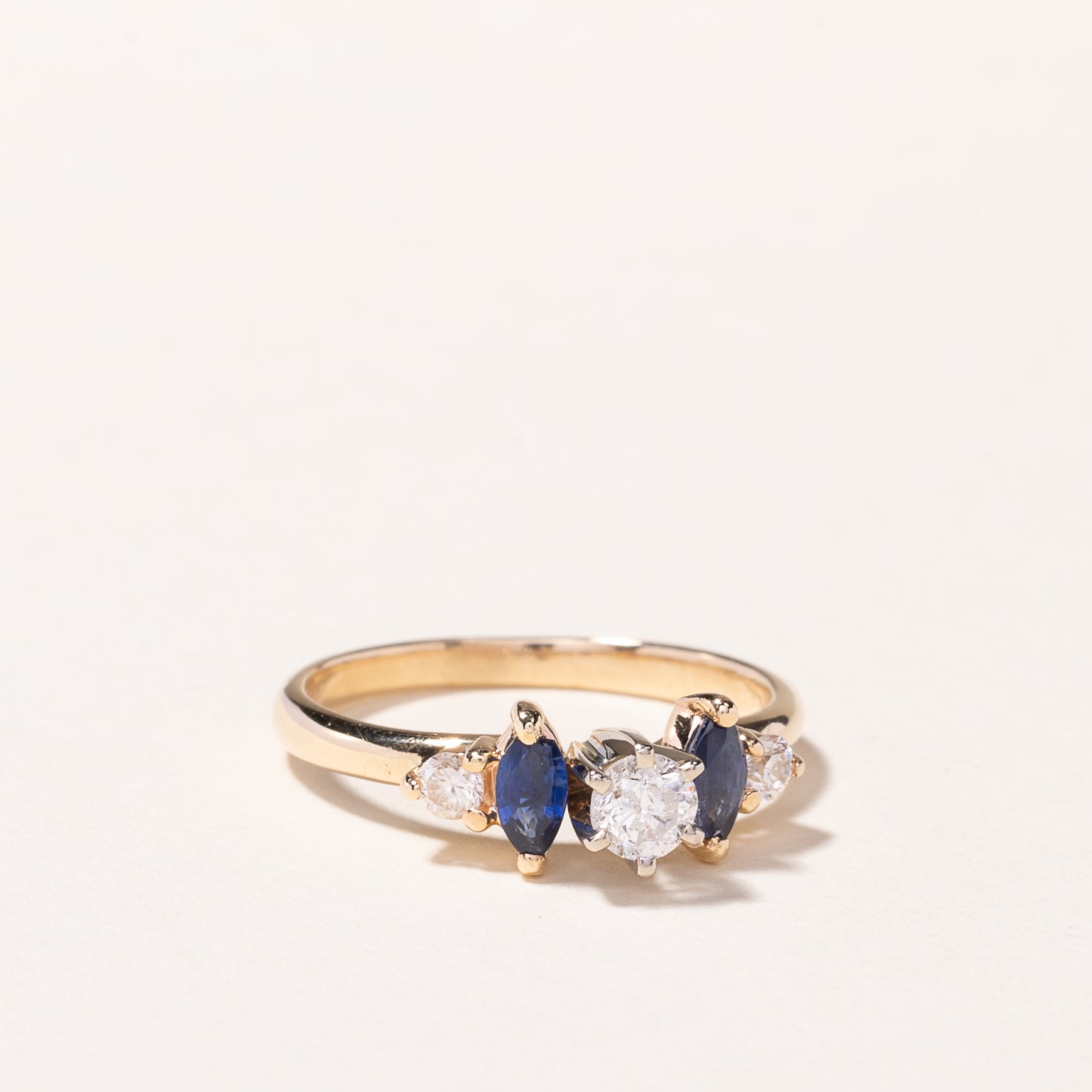 Bague en or jaune 14 carats, saphir et diamants | 0,33 ct au total, 0,30 ct | Taille 5 