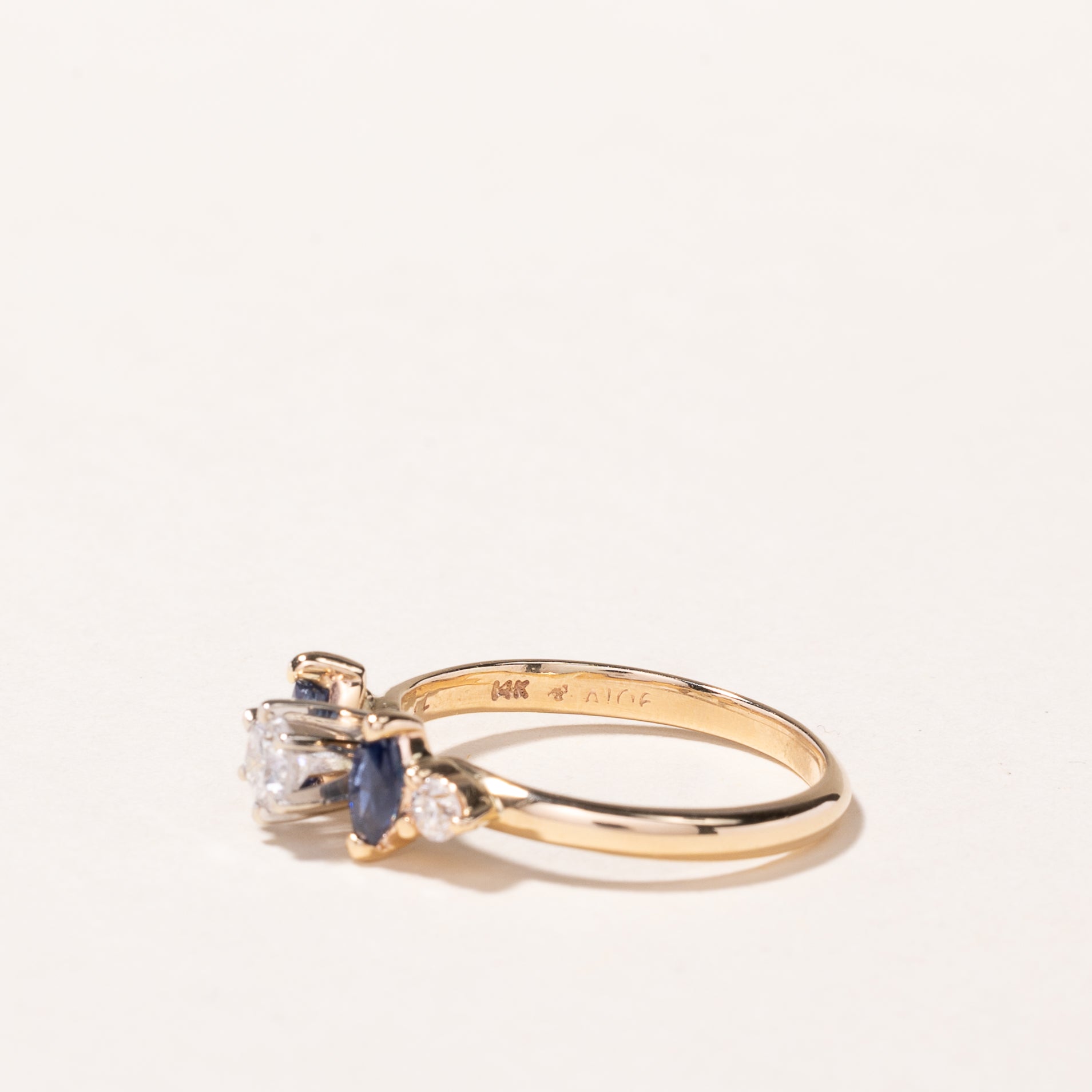 Bague en or jaune 14 carats, saphir et diamants | 0,33 ct au total, 0,30 ct | Taille 5 