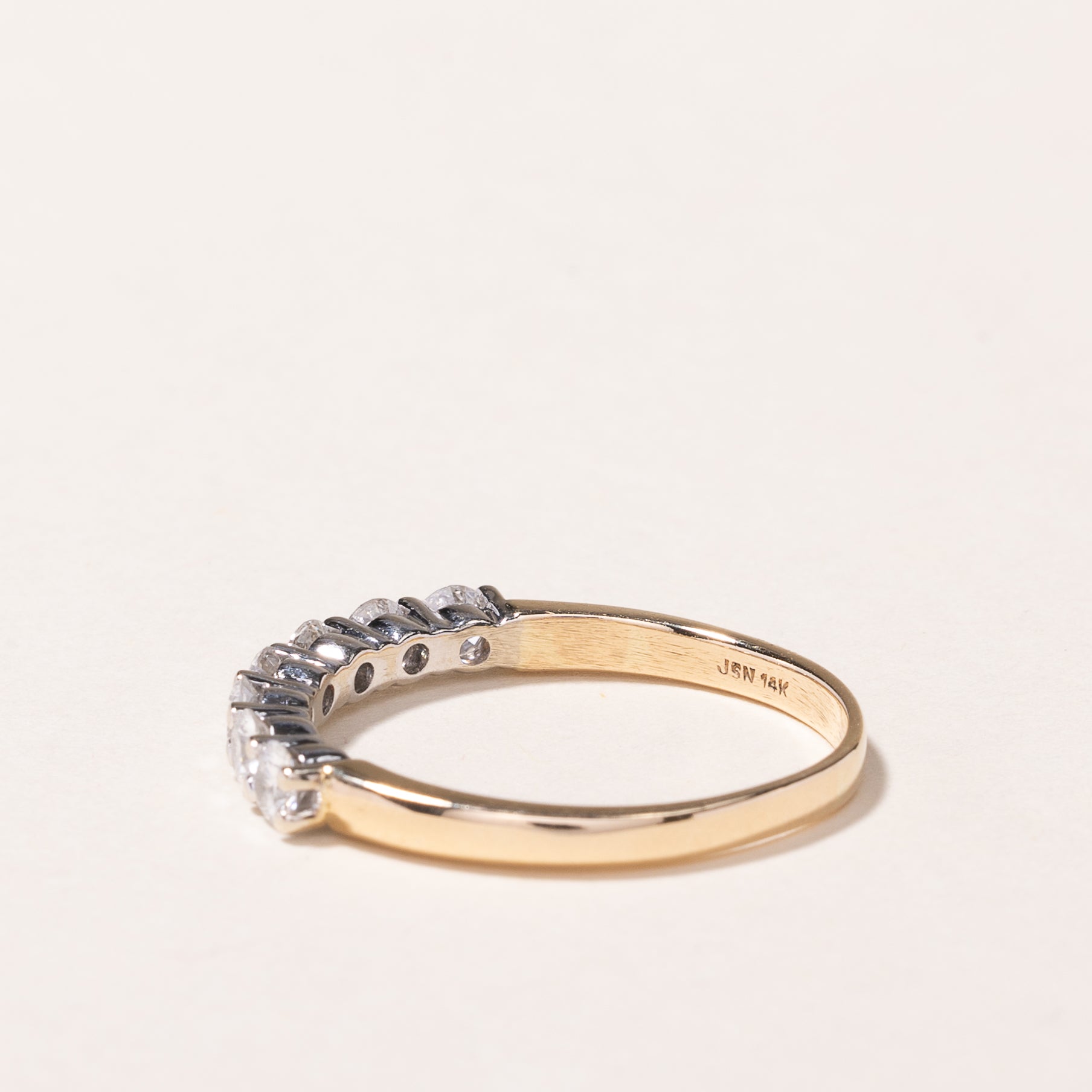 Bague en or jaune 14 carats sertie de sept diamants | 0,70 ct au total | Taille 8 
