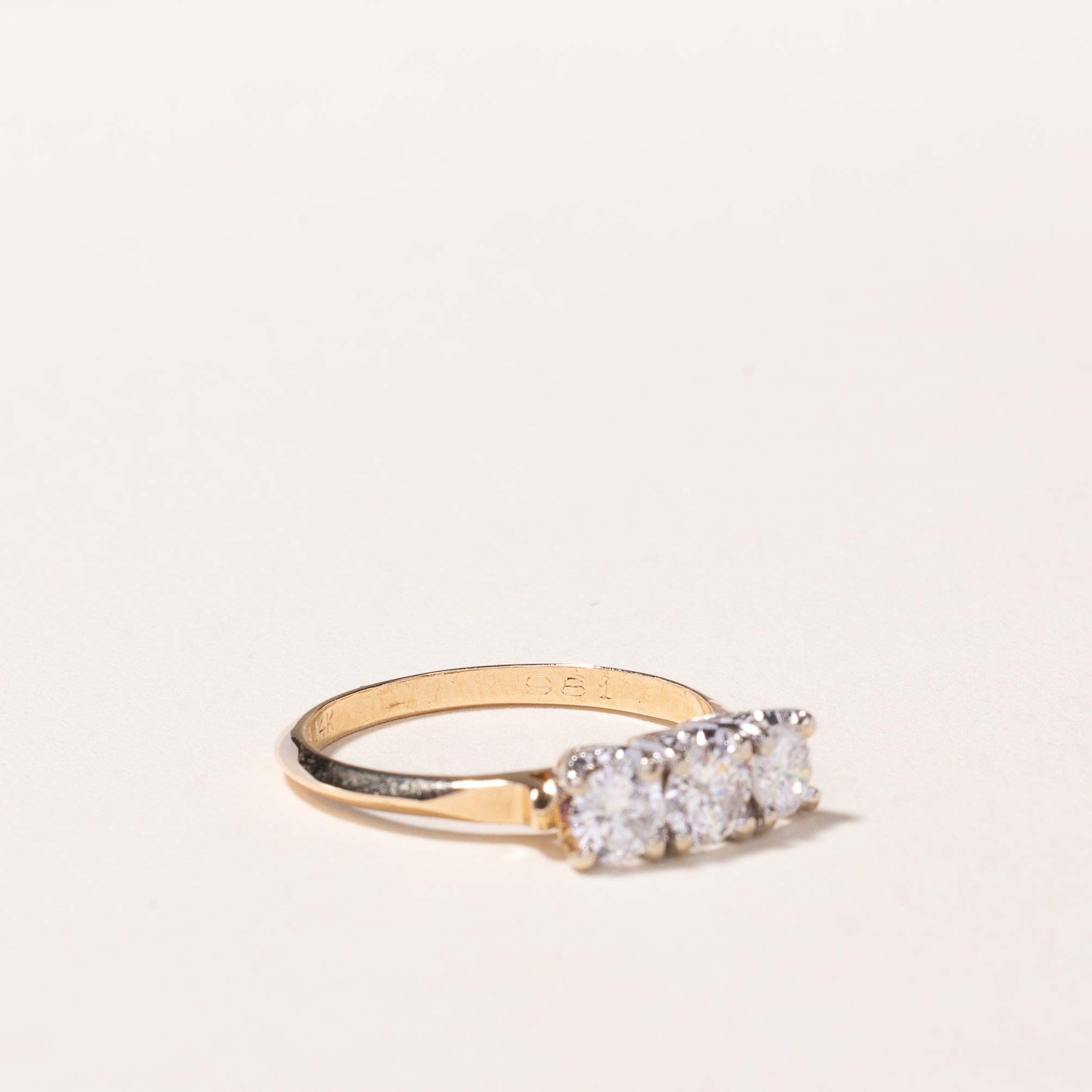 Bague trois diamants en or jaune 14 carats | 0,76 ct au total | Taille 6,25 