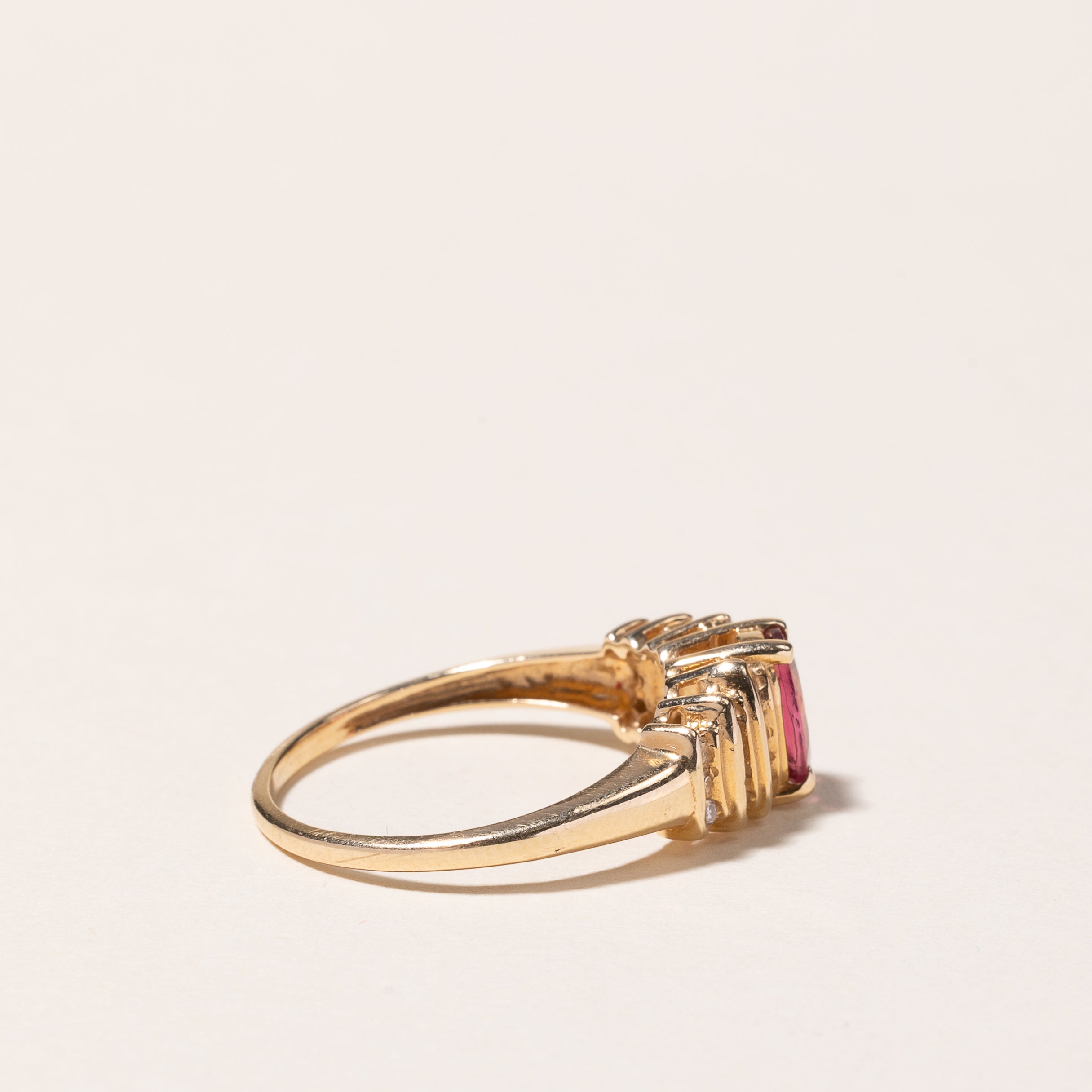 Bague en or jaune 14 carats, tourmaline rose et diamants | 0,60 ct, 0,19 ct au total | Taille 6,75 