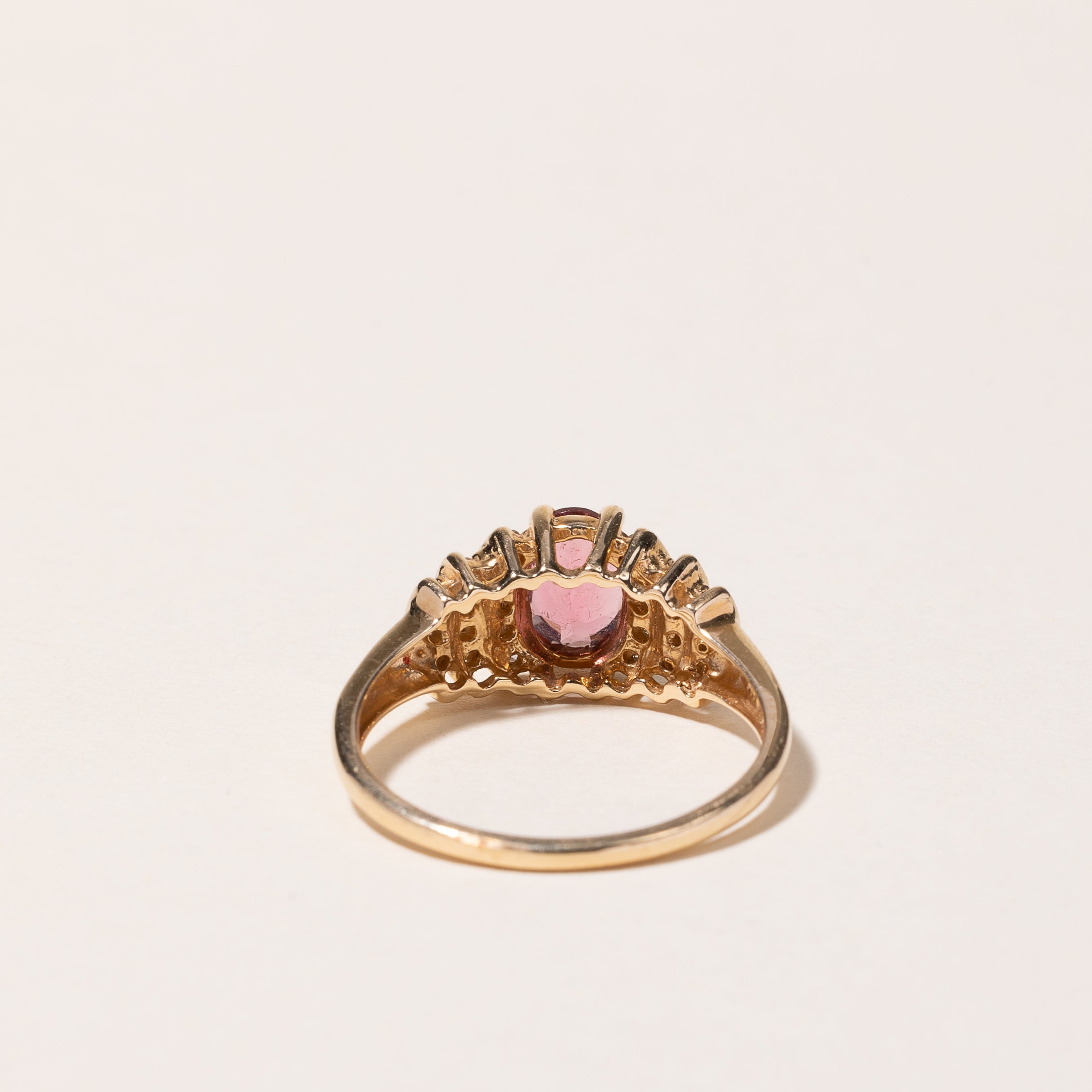 Bague en or jaune 14 carats, tourmaline rose et diamants | 0,60 ct, 0,19 ct au total | Taille 6,75 