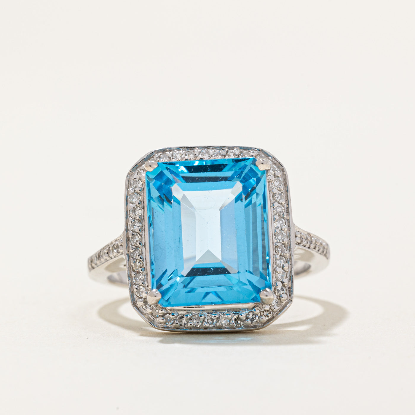 Bague cocktail en topaze bleue et diamants | 8,03 ct, 0,23 ct au total | Taille 7 | 
