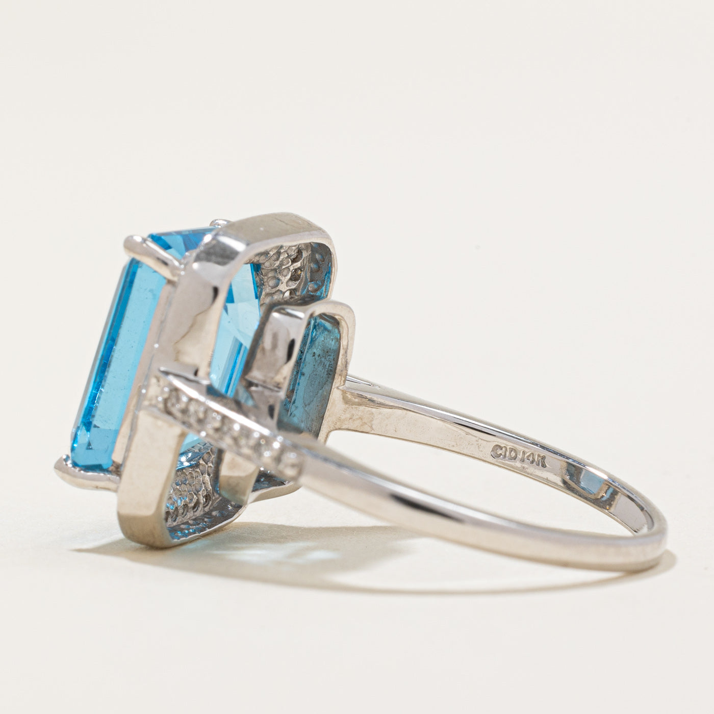 Bague cocktail en topaze bleue et diamants | 8,03 ct, 0,23 ct au total | Taille 7 | 