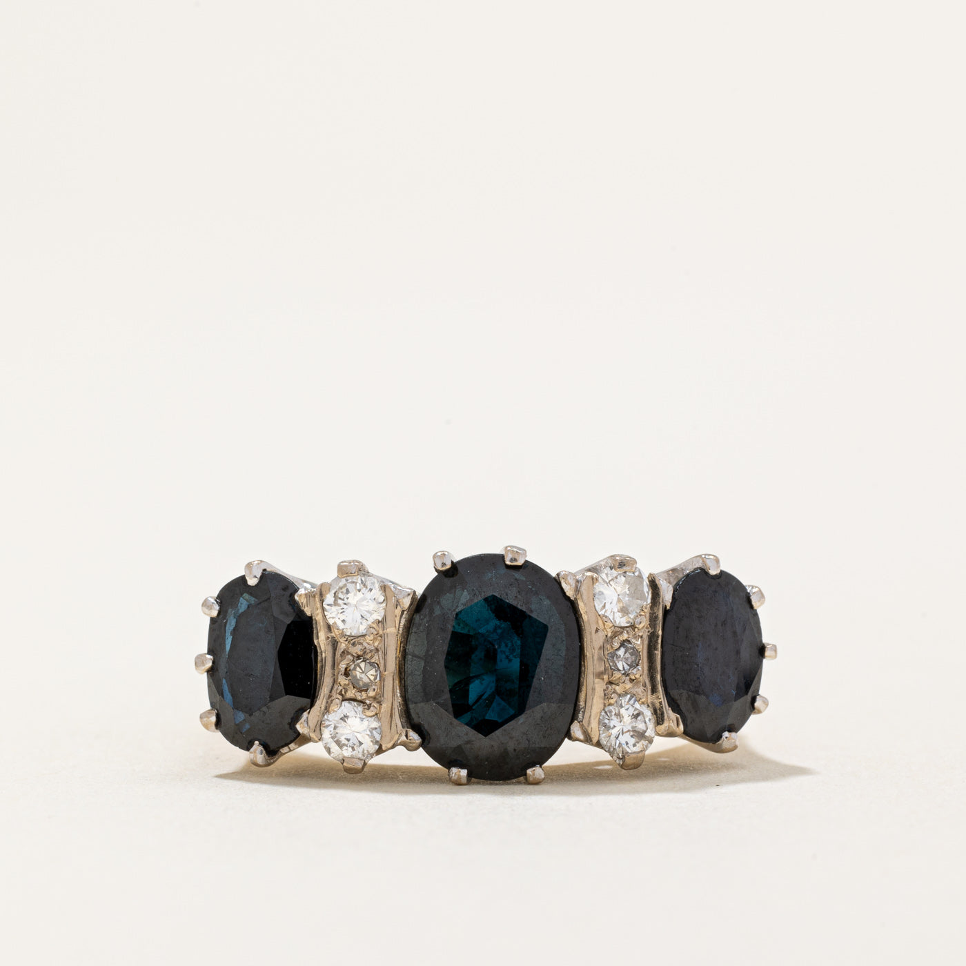 Bague cocktail Londres 1977 en saphir et diamants | 3,80 ct, 0,25 ct | Taille 6,5 | 