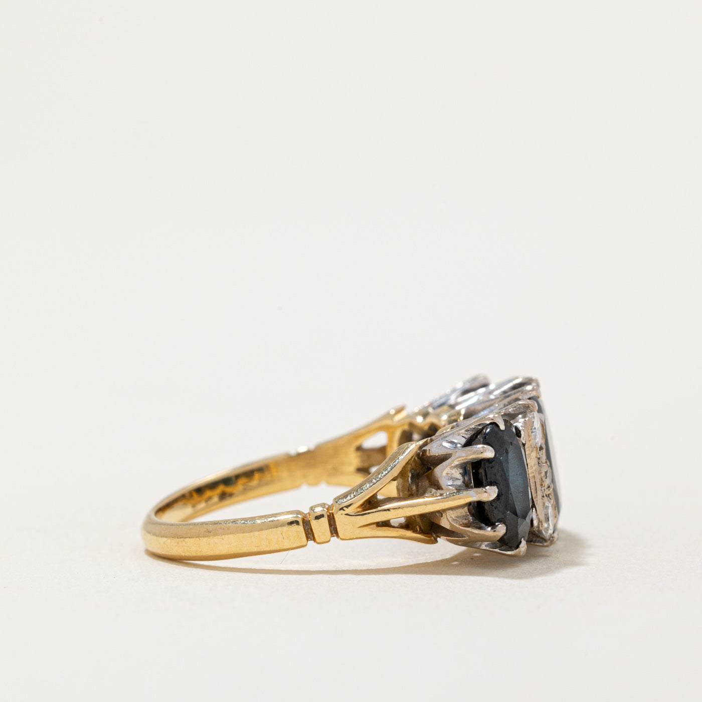 Bague cocktail Londres 1977 en saphir et diamants | 3,80 ct, 0,25 ct | Taille 6,5 | 