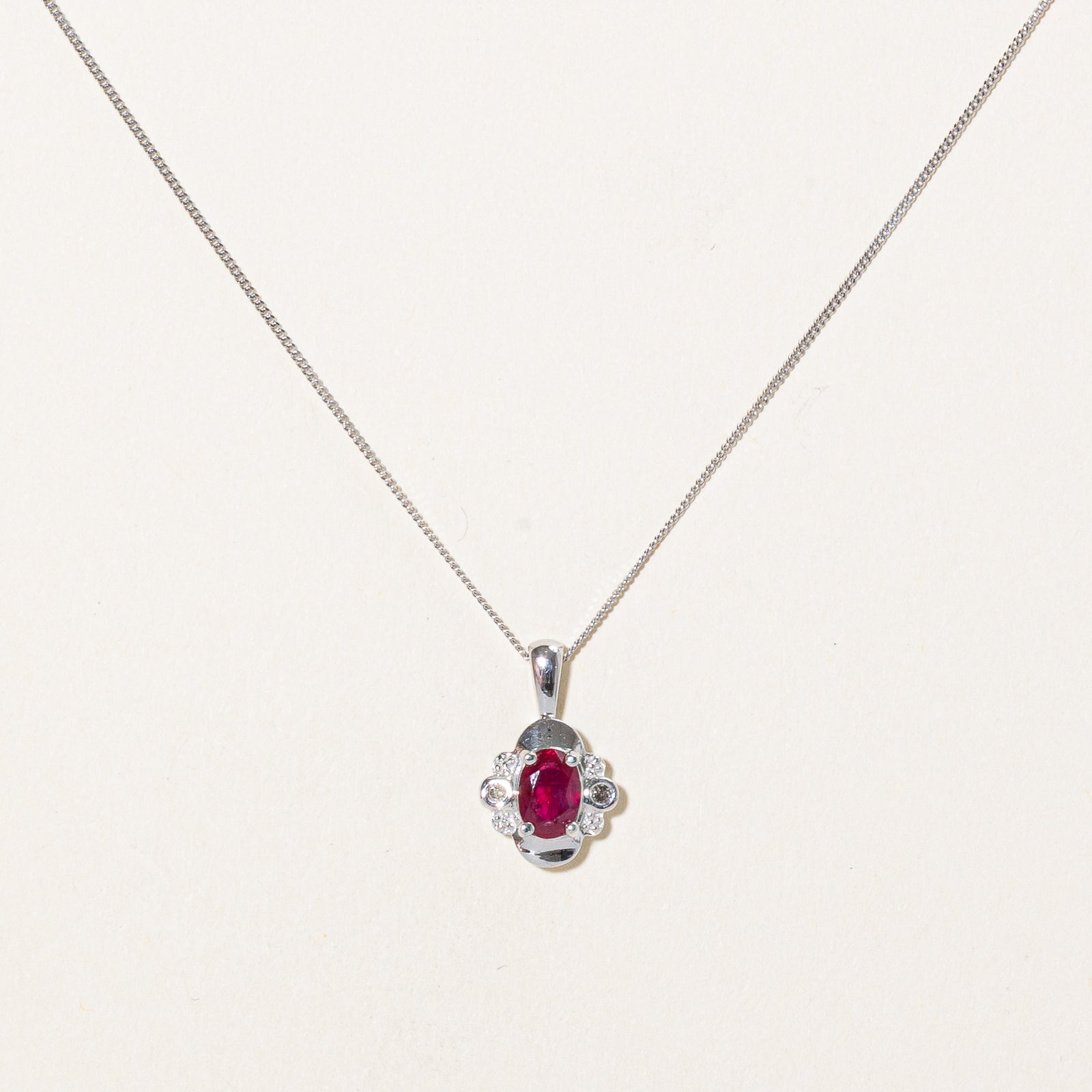 Collier pendentif rubis ovale et diamants | 0,50 ct, 0,02 ct au total | 45,7 cm