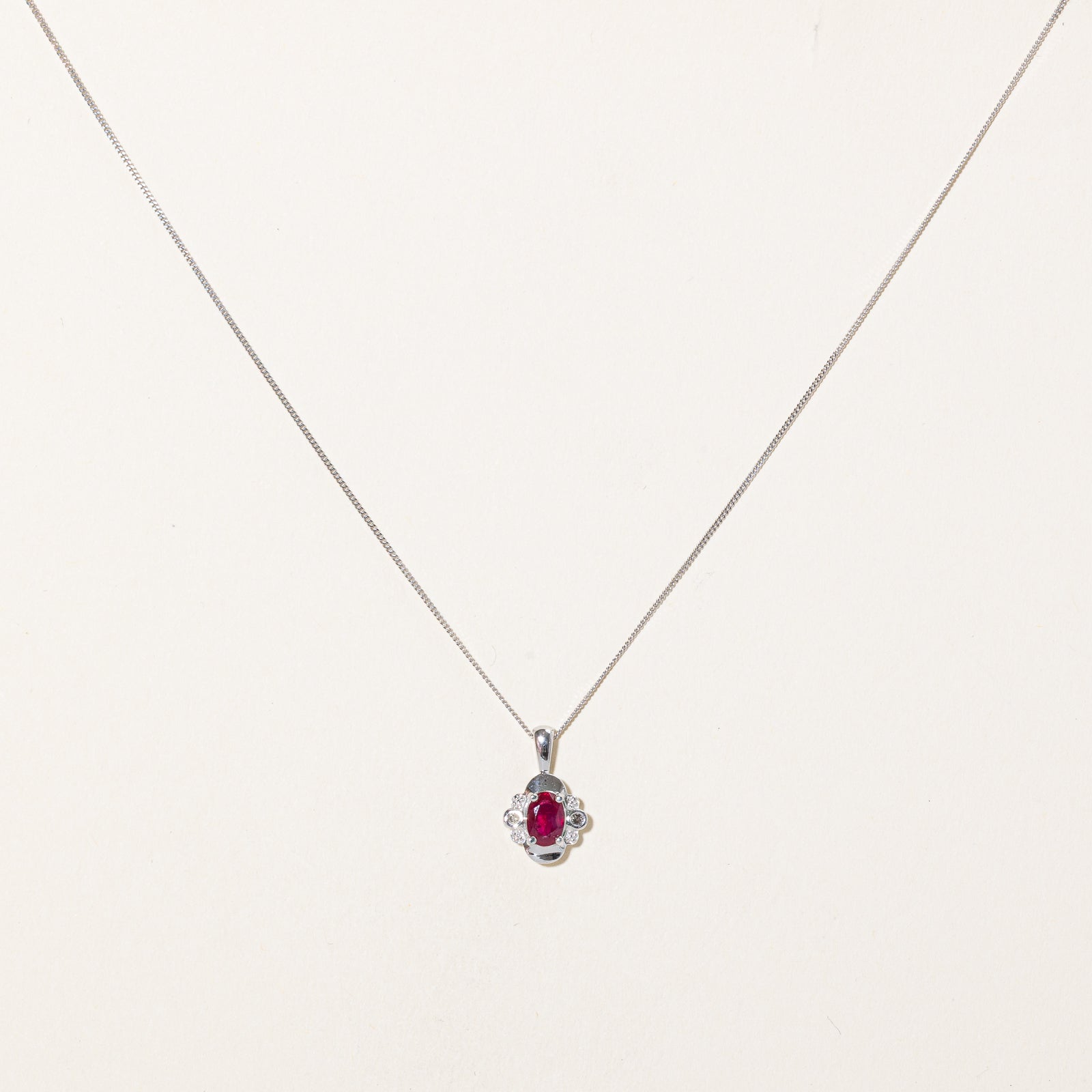 Collier pendentif rubis ovale et diamants | 0,50 ct, 0,02 ct au total | 45,7 cm