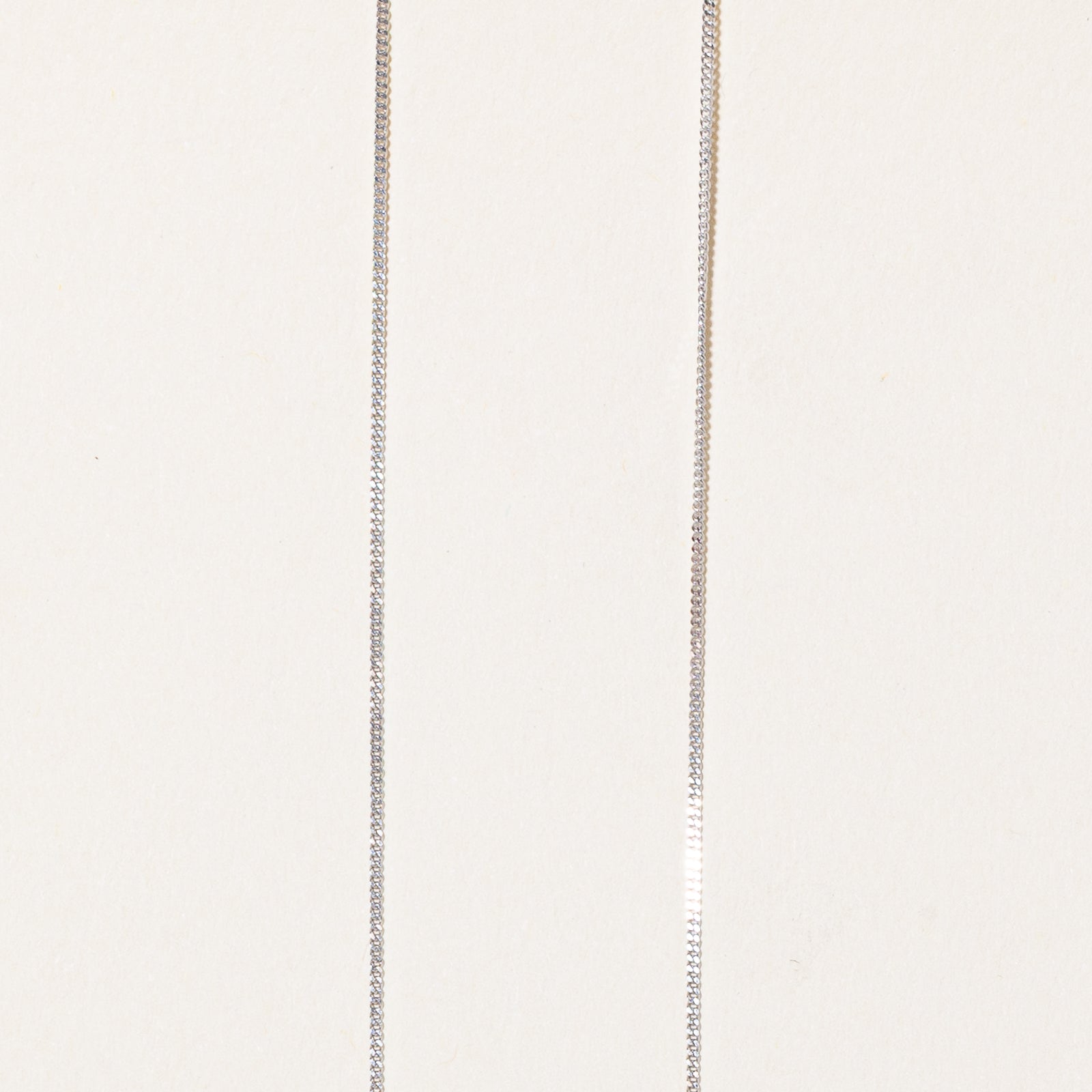 Collier pendentif rubis ovale et diamants | 0,50 ct, 0,02 ct au total | 45,7 cm