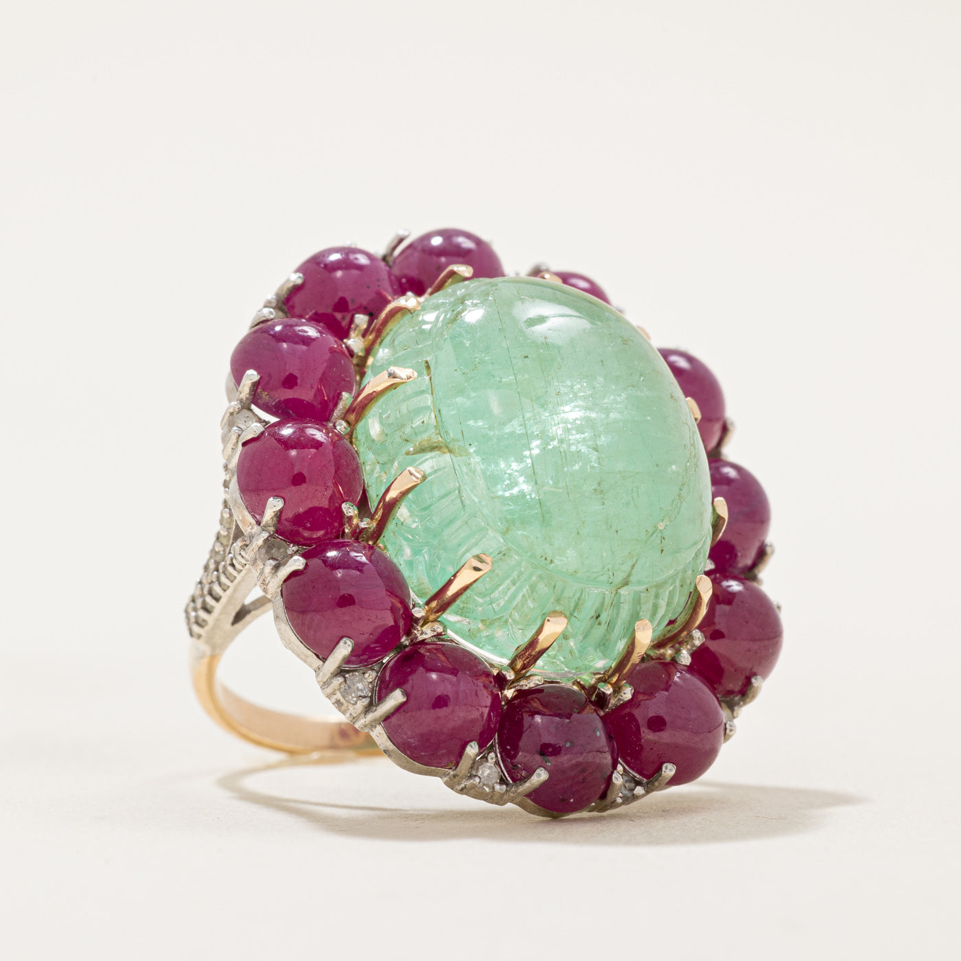 ***Le rapport d'évaluation GIA est en cours de mise à jour. Bague cocktail vintage Kourosh avec halo d'émeraudes, de rubis et de diamants (certifiée GIA) | 26,20 ct, 18,00 ct au total, 0,30 ct au total | Taille 8,5
