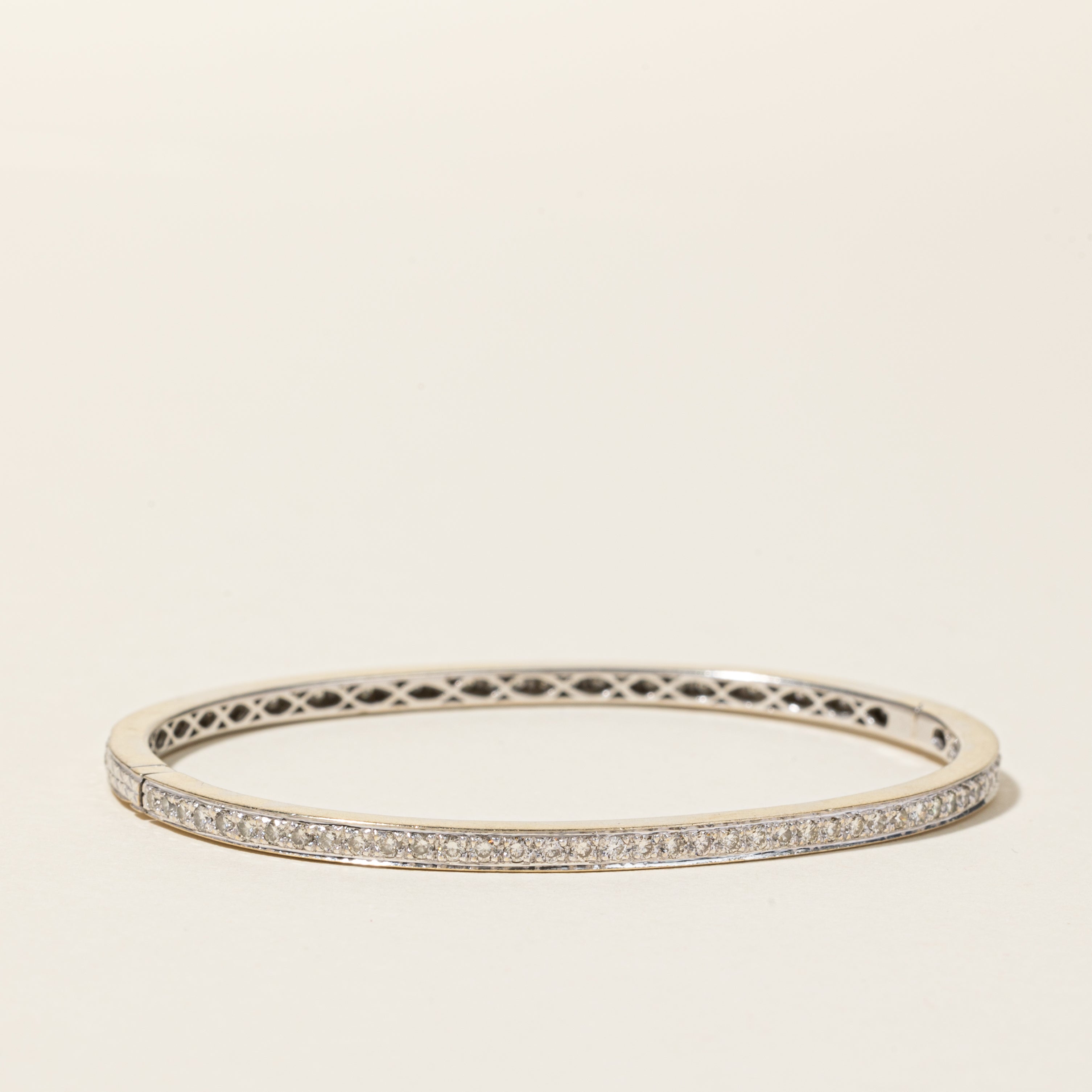 Bracelet jonc ovale en or blanc 18 carats serti de diamants | 1,55 ct au total | 17,8 cm 