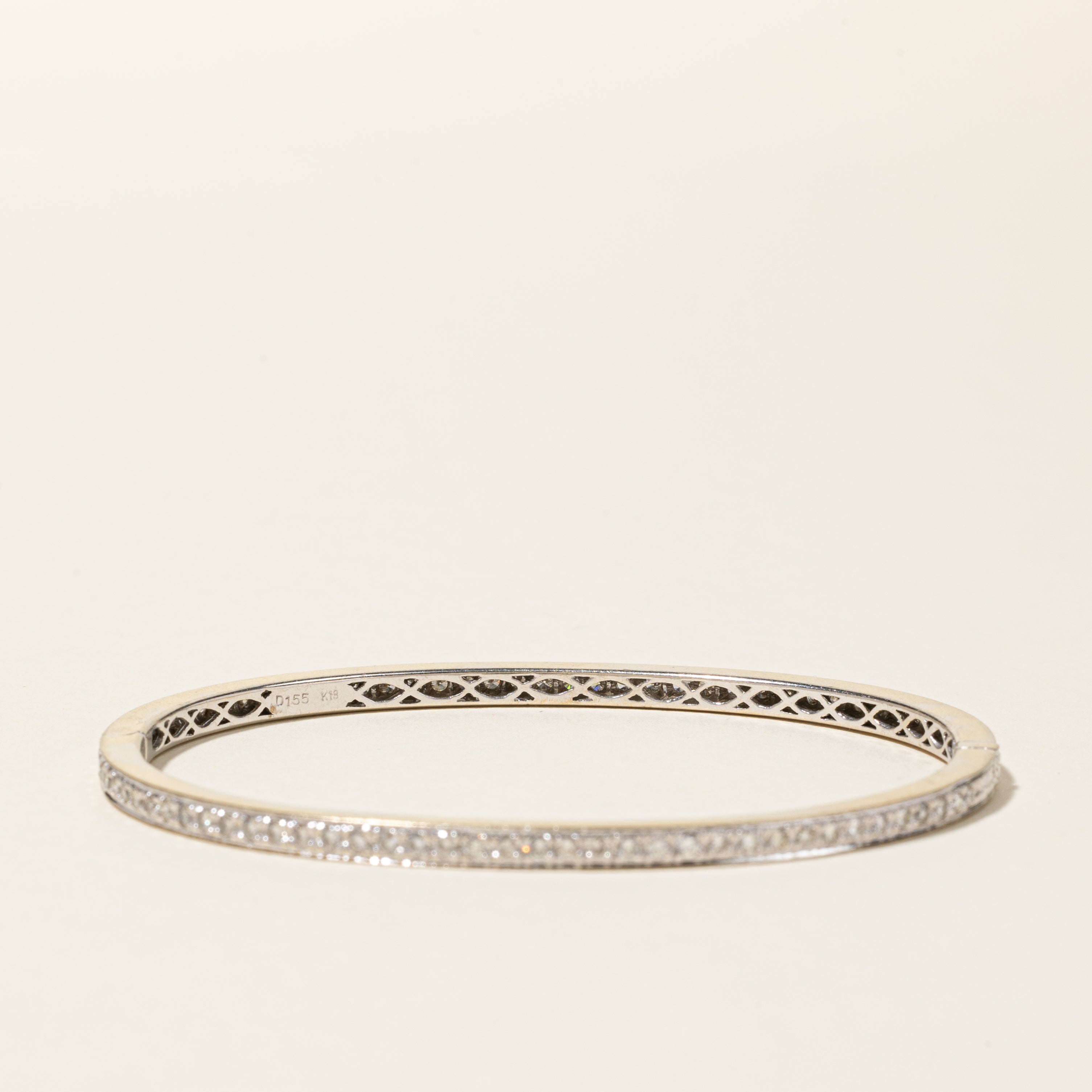 Bracelet jonc ovale en or blanc 18 carats serti de diamants | 1,55 ct au total | 17,8 cm 