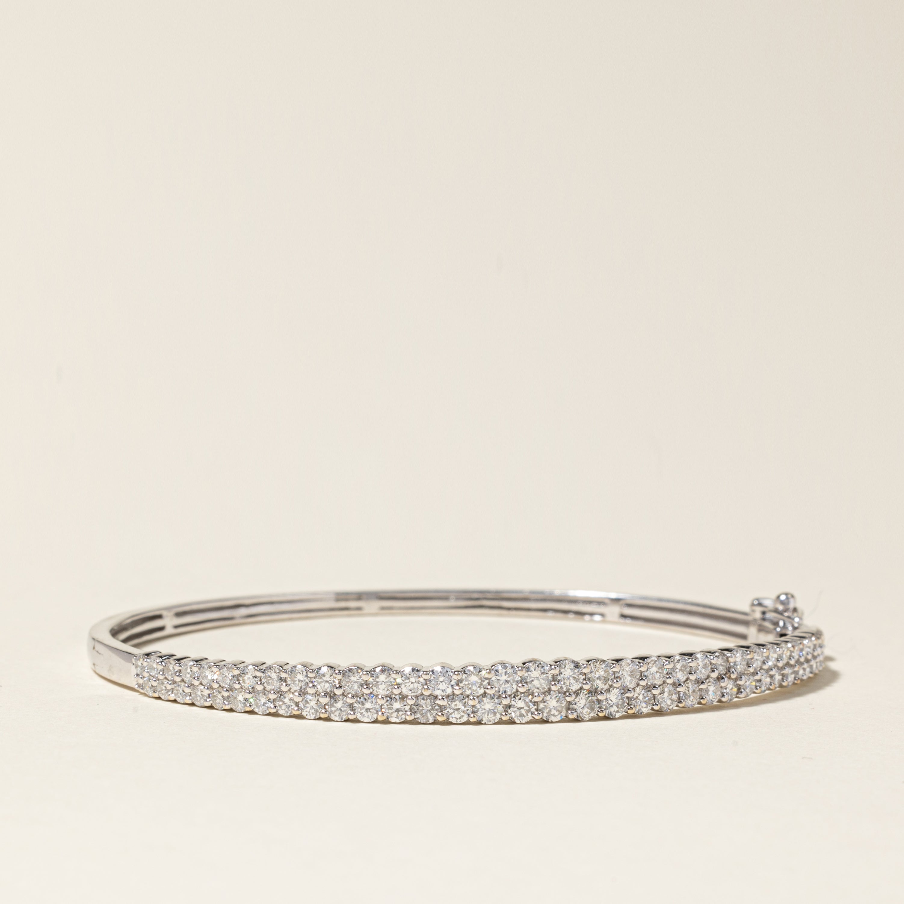 Bracelet jonc ovale en or blanc 14 carats serti de diamants | 3,23 ct au total | 19 cm 