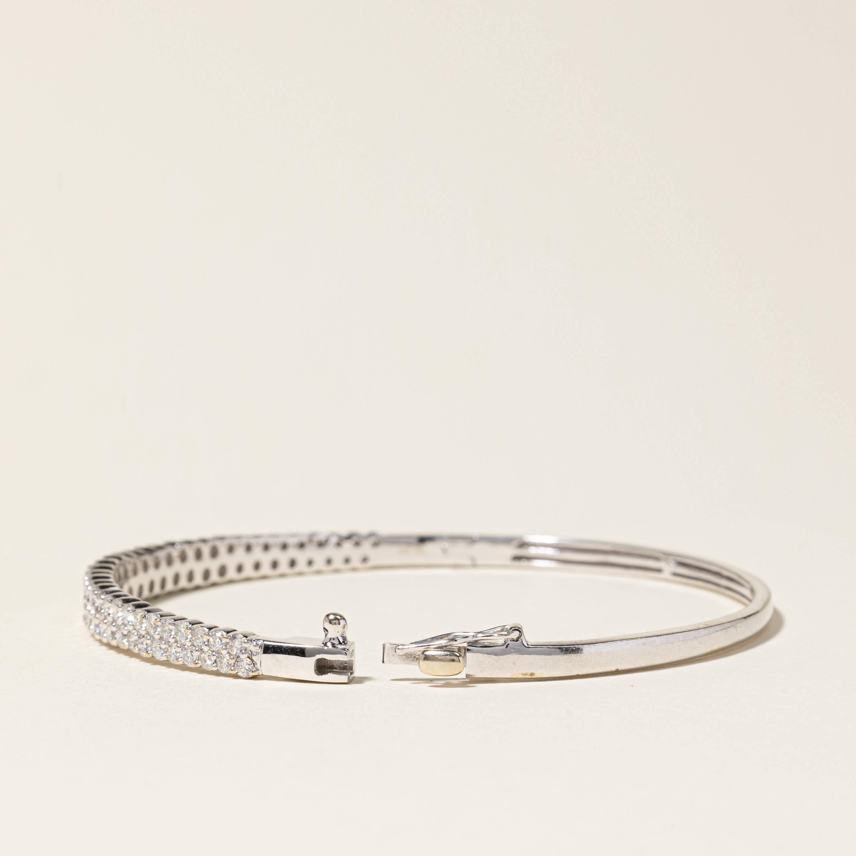 Bracelet jonc ovale en or blanc 14 carats serti de diamants | 3,23 ct au total | 19 cm 