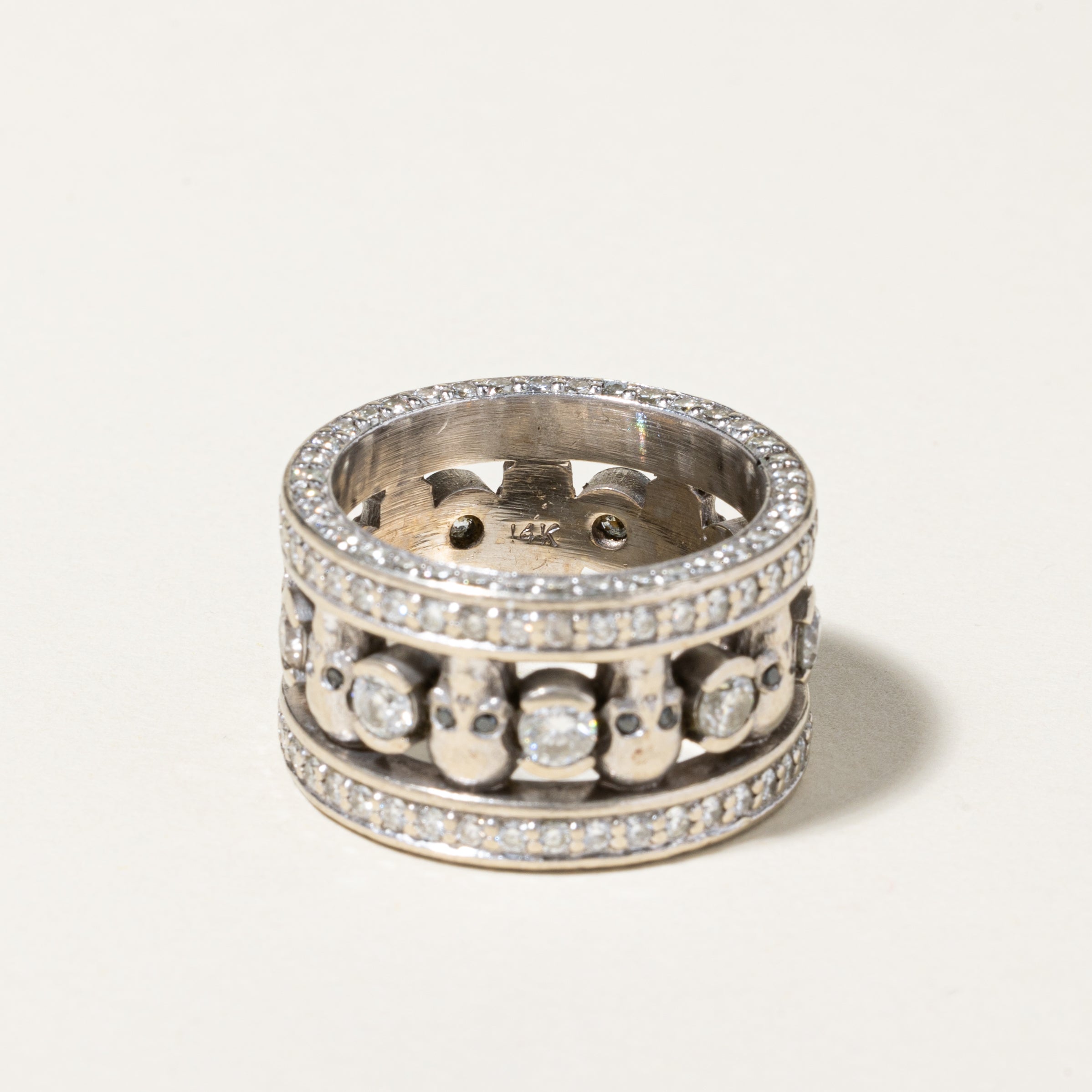 Bague en or blanc 14 carats sertie de diamants et de têtes de mort | 4,43 ct au total | Taille 9,75 