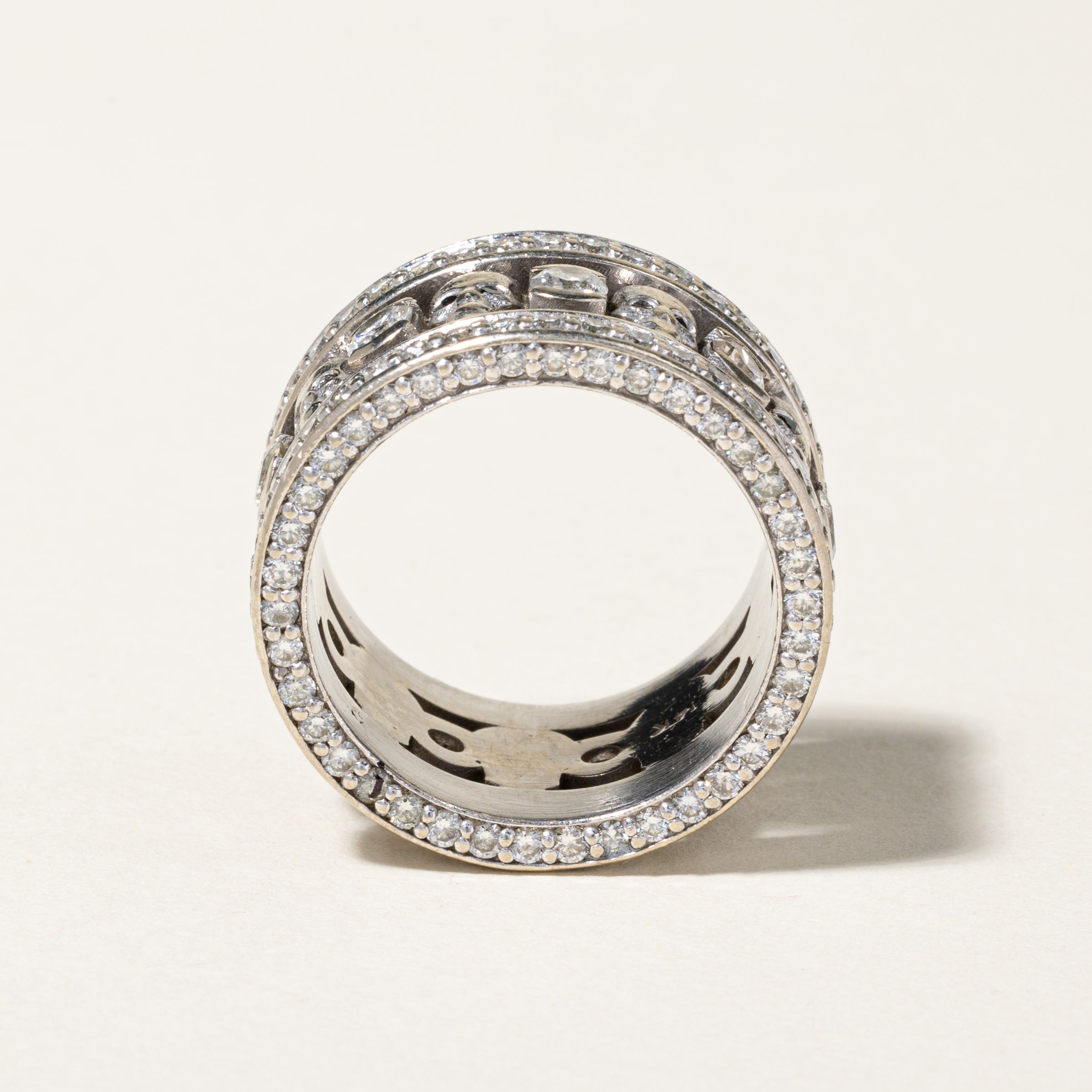 Bague en or blanc 14 carats sertie de diamants et de têtes de mort | 4,43 ct au total | Taille 9,75 