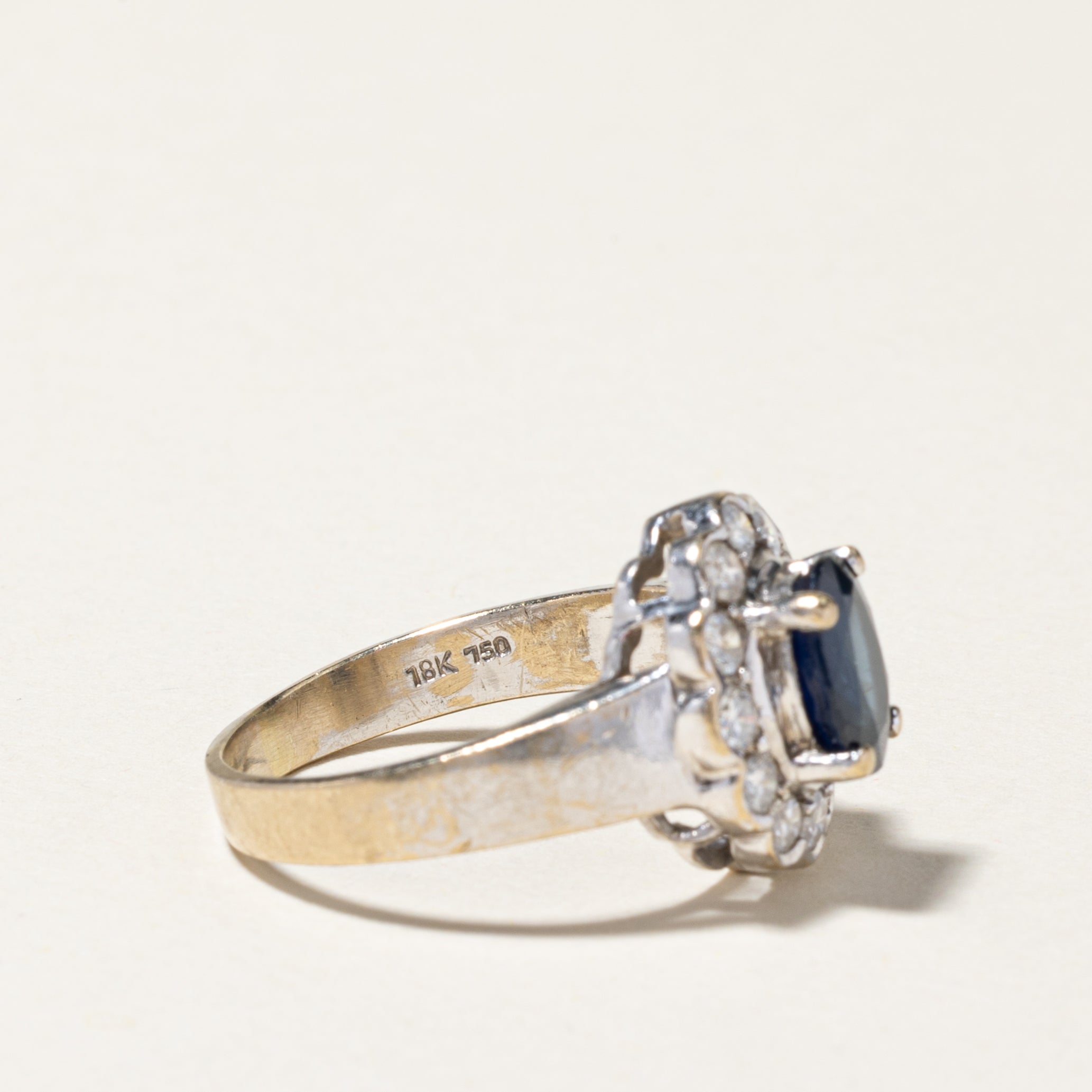 Bague en or blanc 18 carats avec halo de saphir bleu et diamants | 1,35 ct, 0,48 ct au total | Taille 6,5 