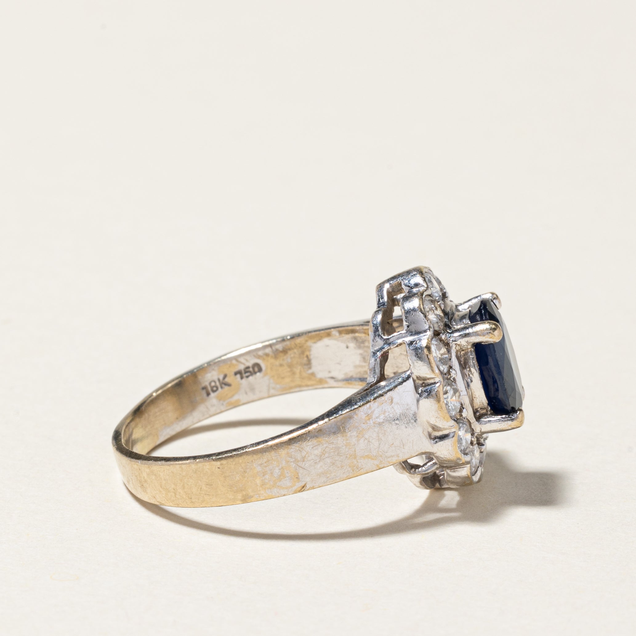 Bague en or blanc 18 carats avec halo de saphir bleu et diamants | 1,35 ct, 0,48 ct au total | Taille 6,5 