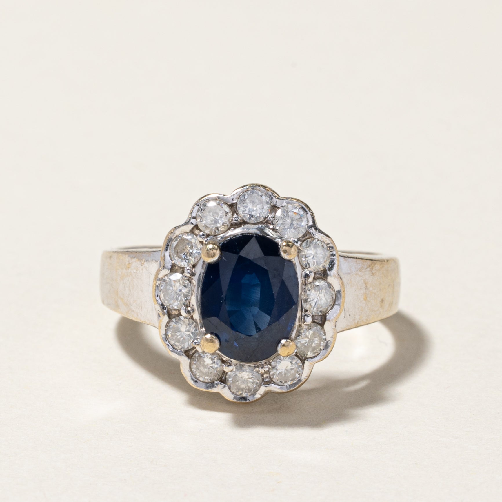 Bague en or blanc 18 carats avec halo de saphir bleu et diamants | 1,35 ct, 0,48 ct au total | Taille 6,5 