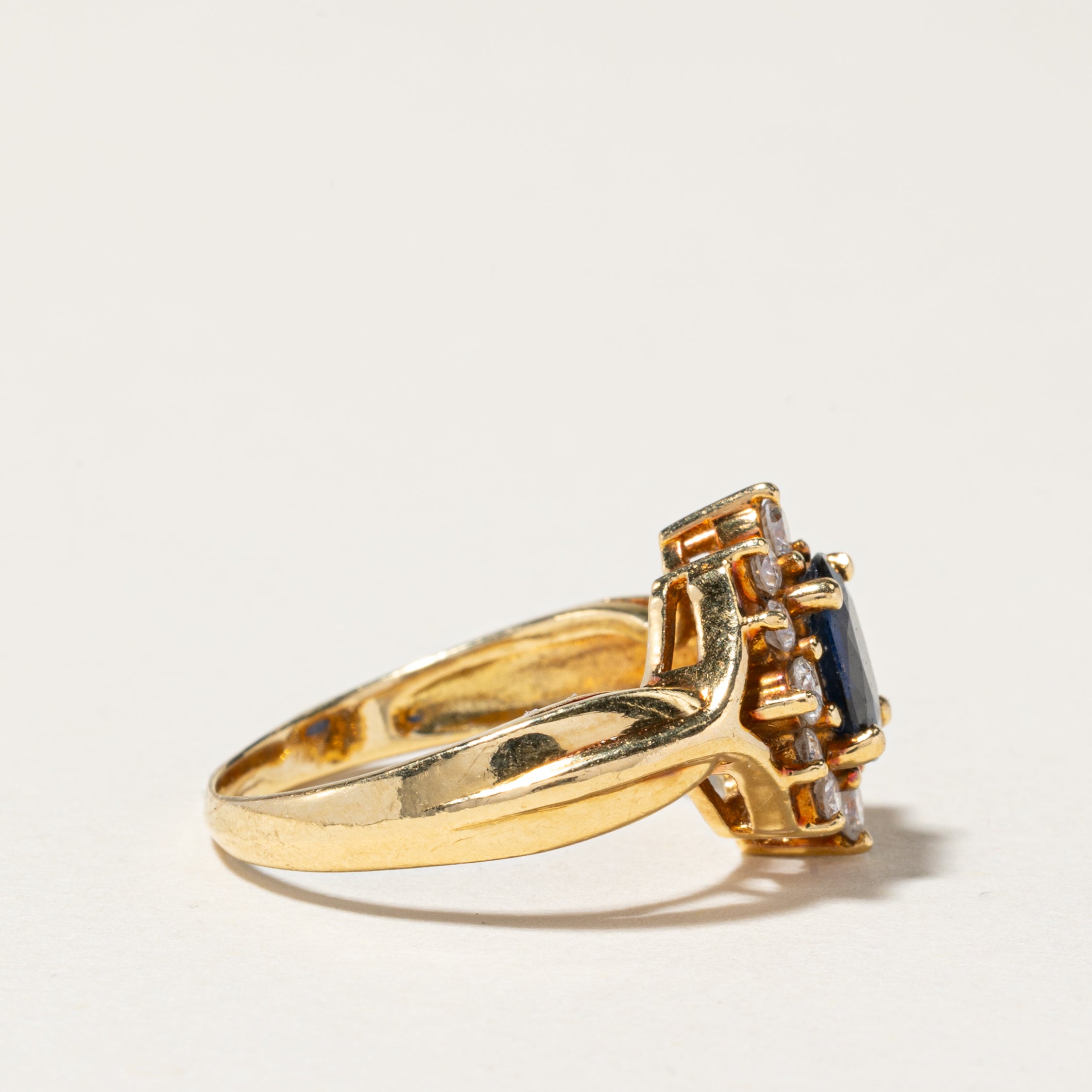 Bague halo en or jaune 18 carats sertie de saphirs et de diamants | 0,62 ct, 0,33 ct au total | Taille 5 