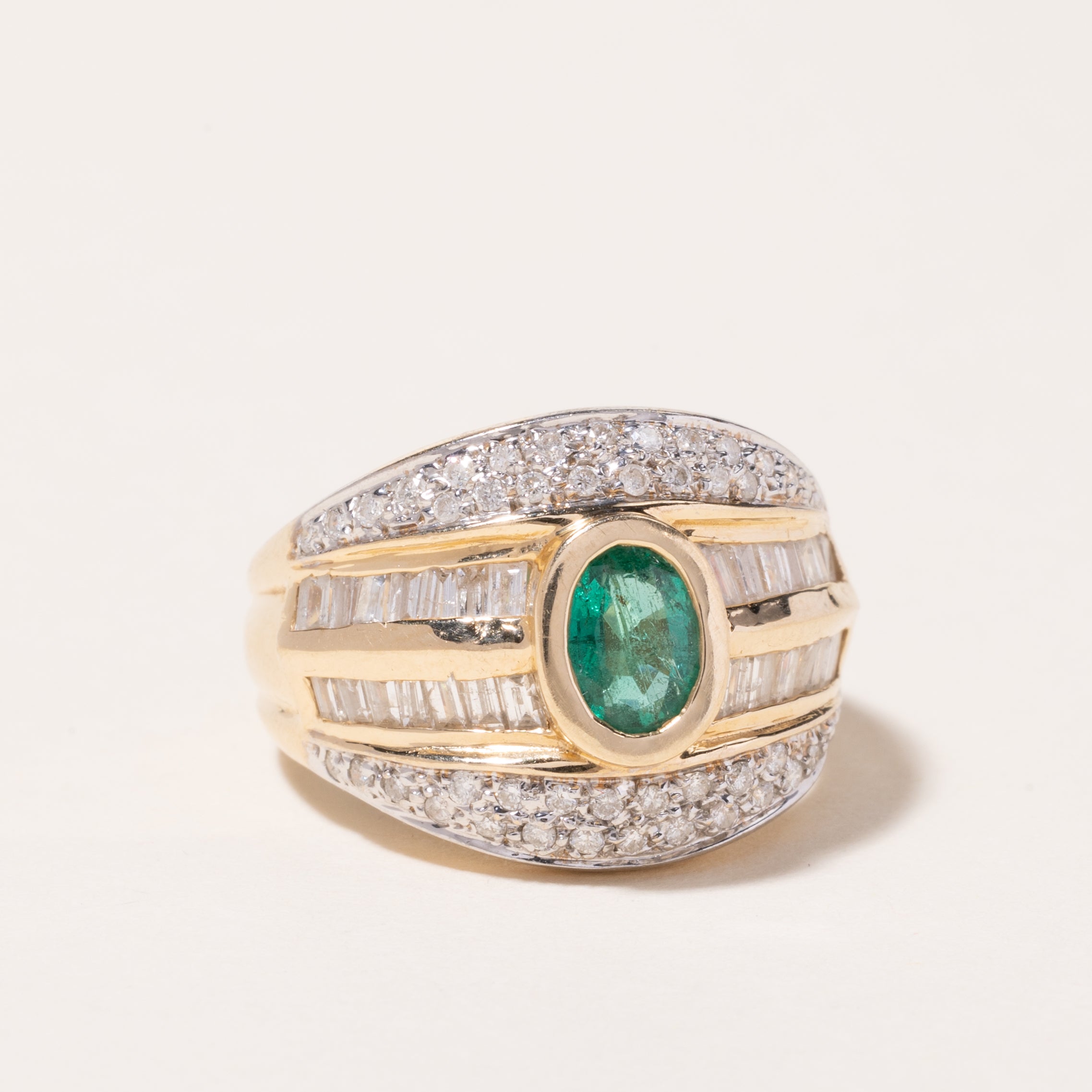 Bague cocktail en or jaune 14 carats, émeraude et diamants | 0,64 ct, 1,07 ct au total | Taille 7,75 