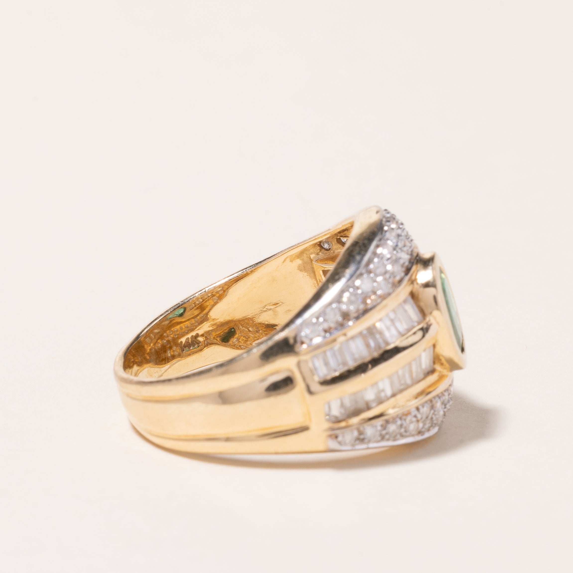 Bague cocktail en or jaune 14 carats, émeraude et diamants | 0,64 ct, 1,07 ct au total | Taille 7,75 