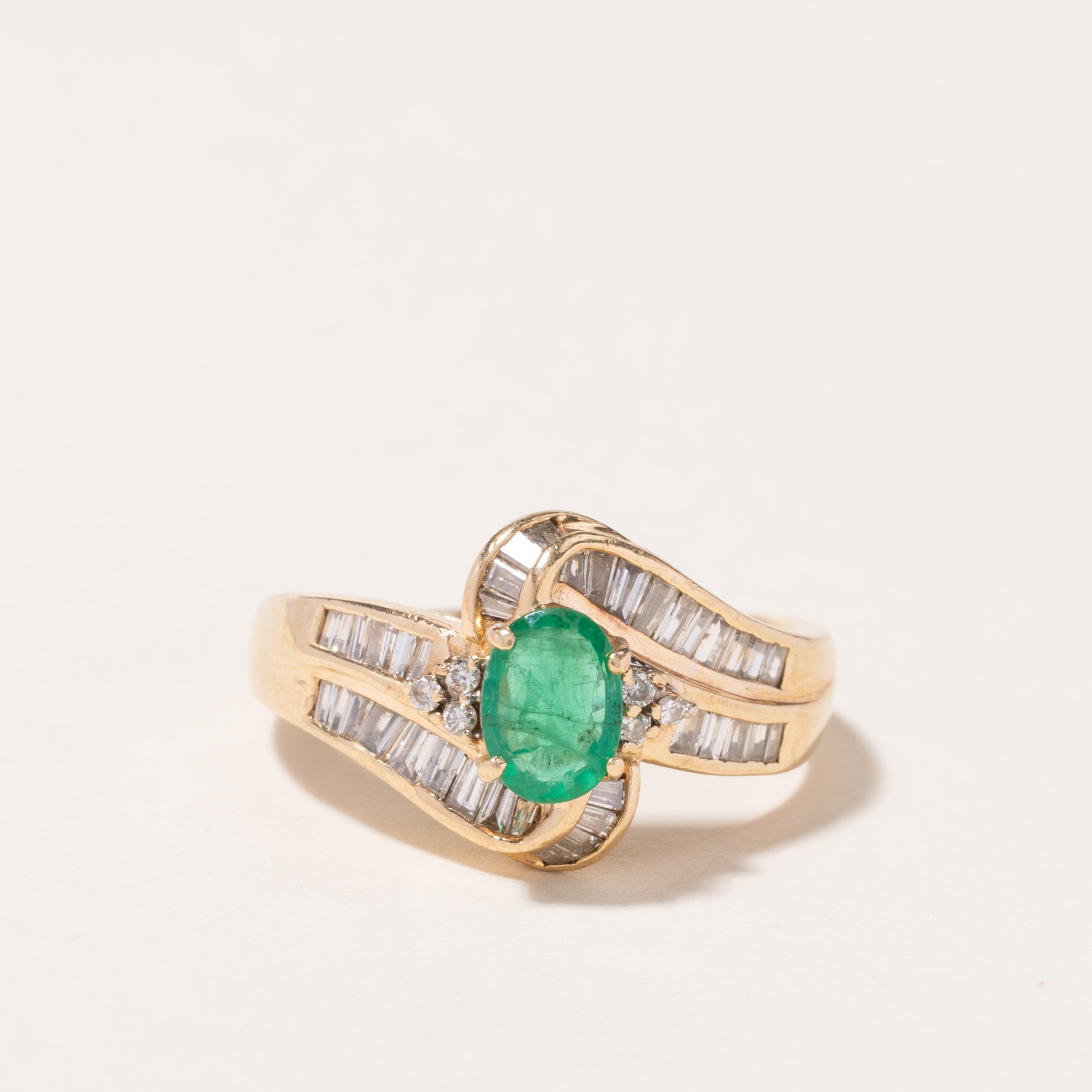 Bague en or jaune 14 carats sertie d'émeraudes et de diamants (0,54 ct, 0,76 ct au total) | Taille 9 