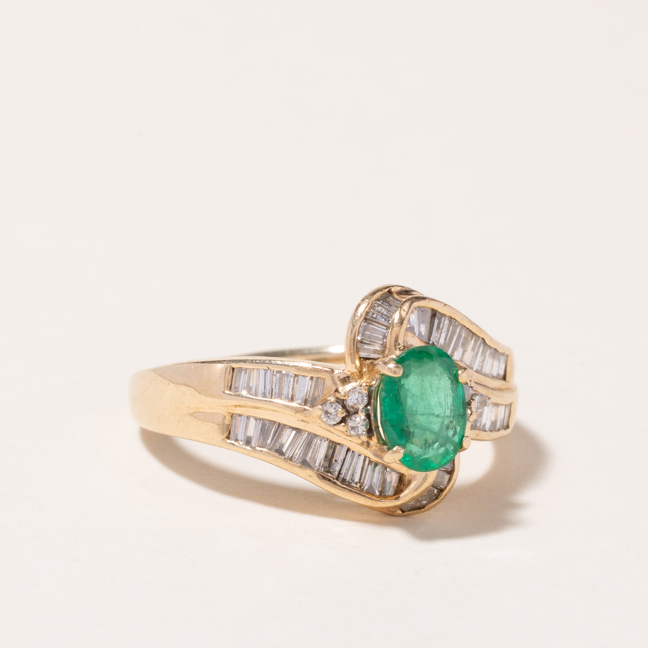 Bague en or jaune 14 carats sertie d'émeraudes et de diamants (0,54 ct, 0,76 ct au total) | Taille 9 