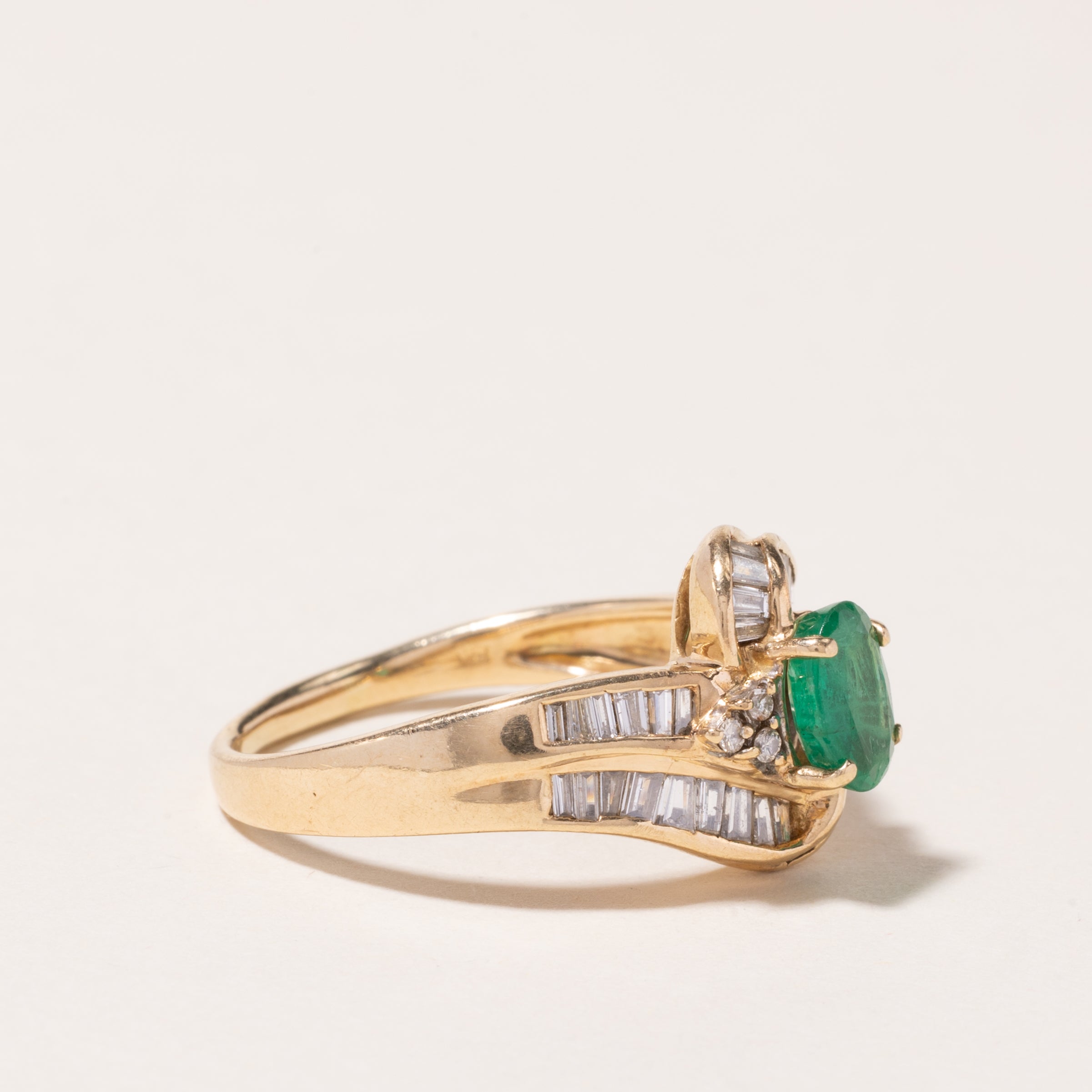 Bague en or jaune 14 carats sertie d'émeraudes et de diamants (0,54 ct, 0,76 ct au total) | Taille 9 