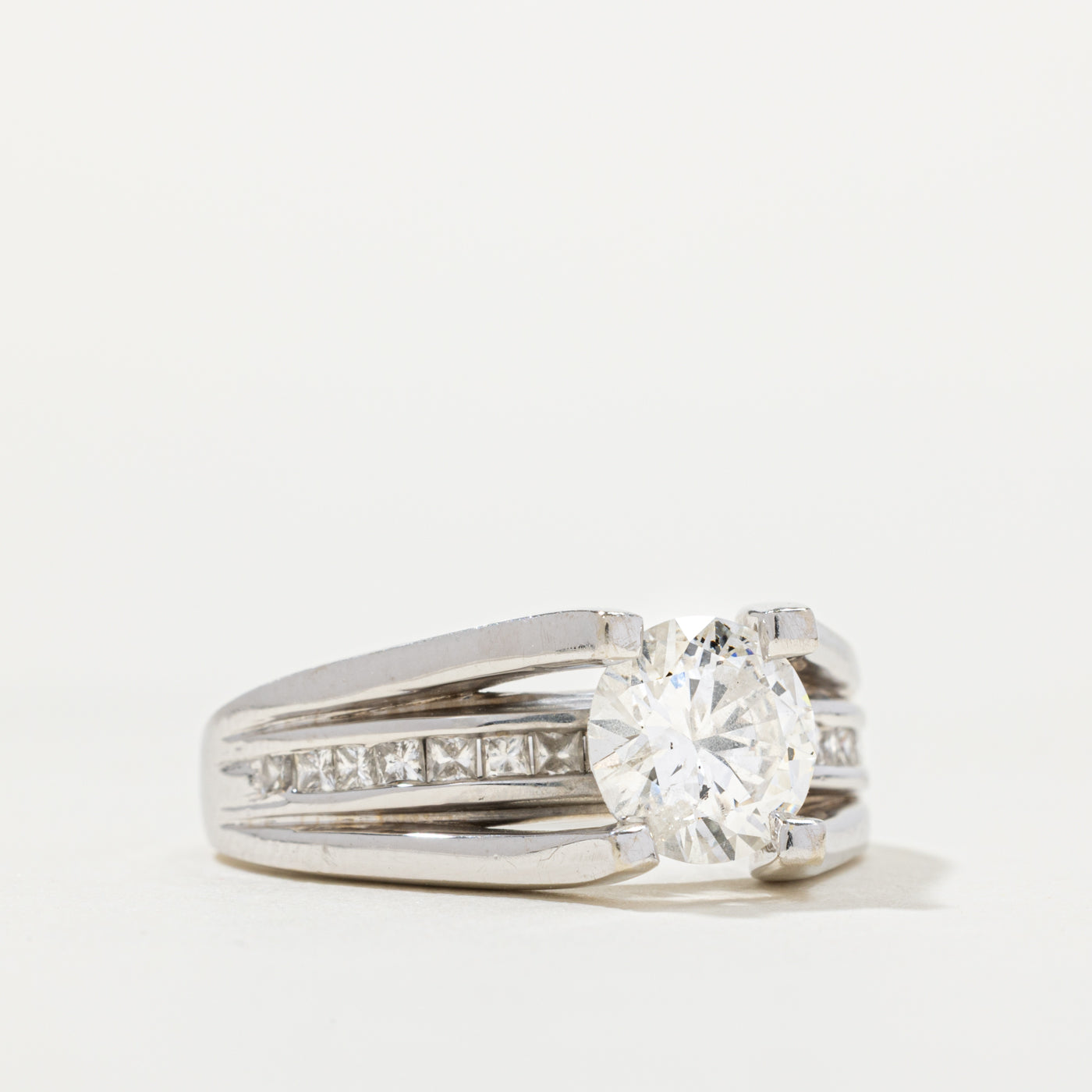 Bague en or blanc 14 carats (801-755) sertie de diamants (0,50 ct au total), taille 5,75