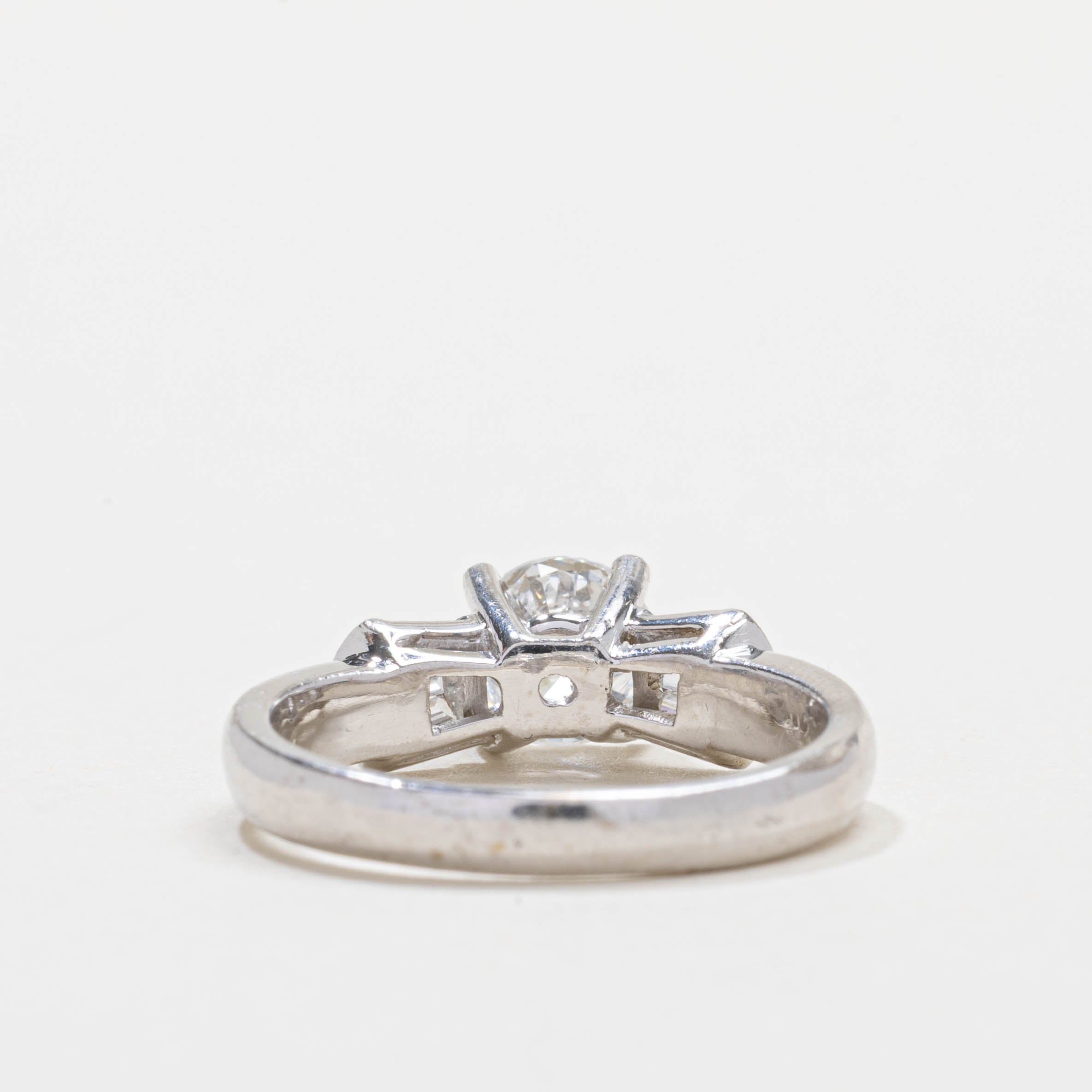 Bague en or blanc 18 carats ornée de diamants | 0,80 ct SI2 G/H, 0,18 ct au total | Taille 6,0