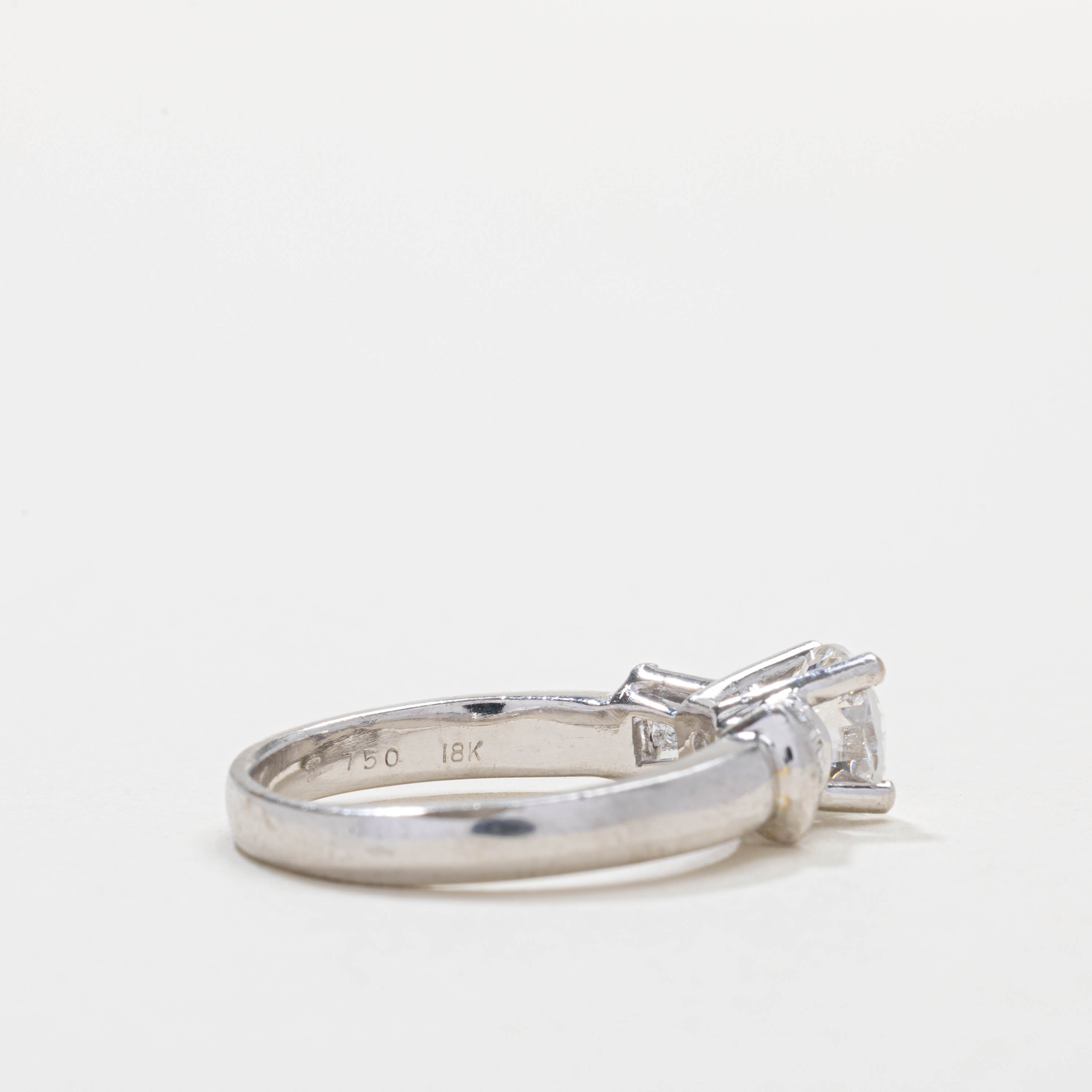 Bague en or blanc 18 carats ornée de diamants | 0,80 ct SI2 G/H, 0,18 ct au total | Taille 6,0