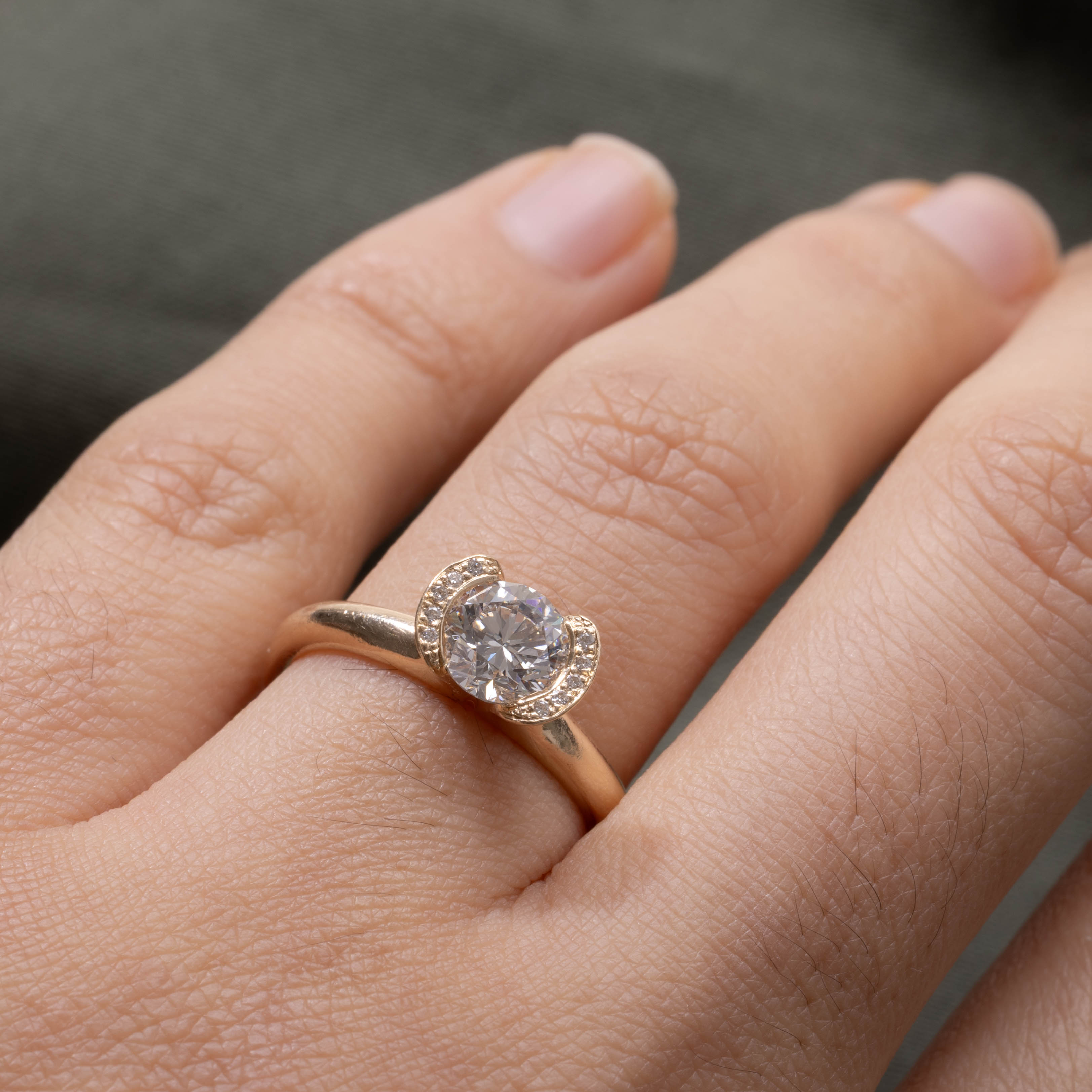 Bague semi-halo en or 14 carats sertie de diamants EGL | 0,91 ct SI1 I/J, 0,05 ct au total | Taille 6,5