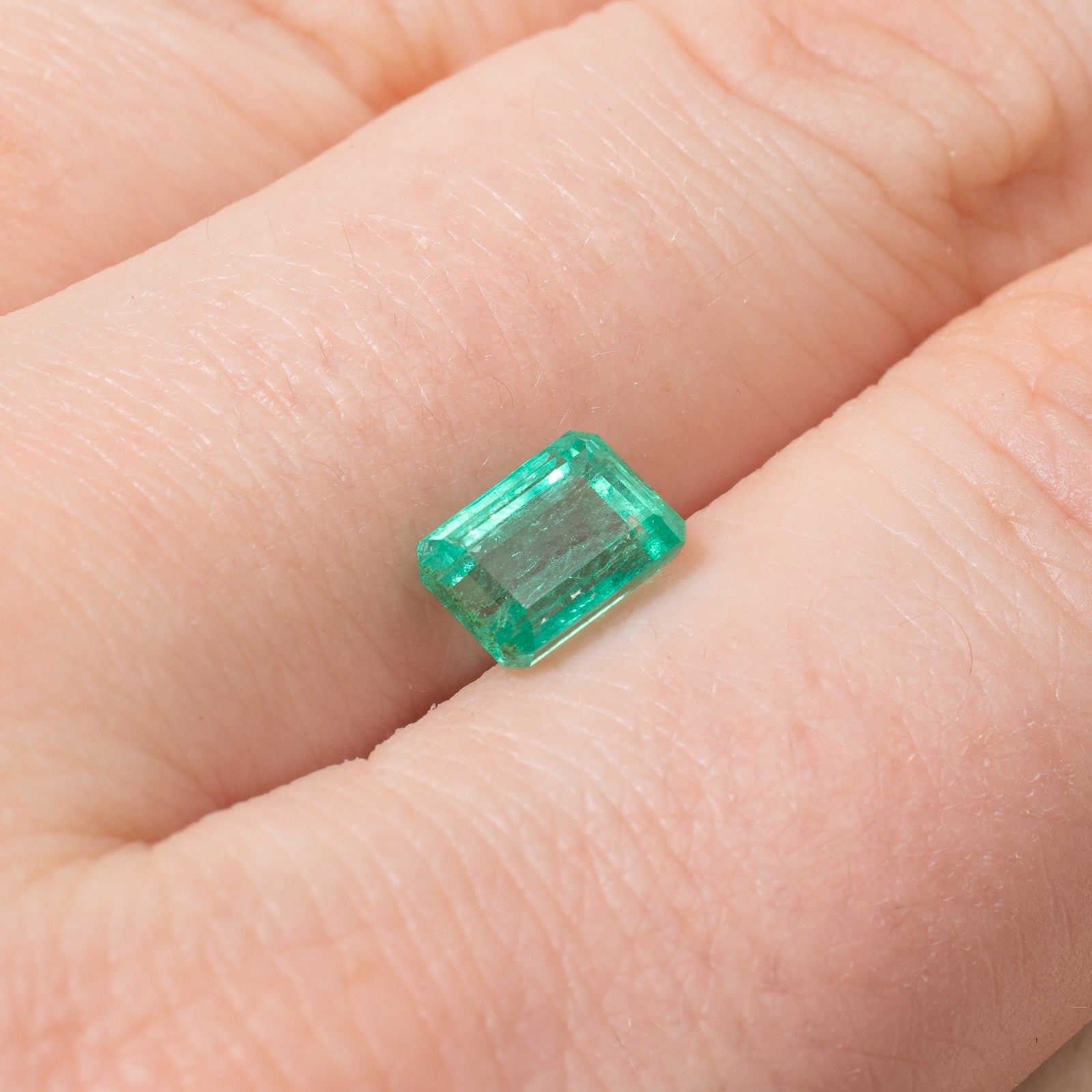 Émeraude taillée en escalier rectangulaire | 1,55 ct | 