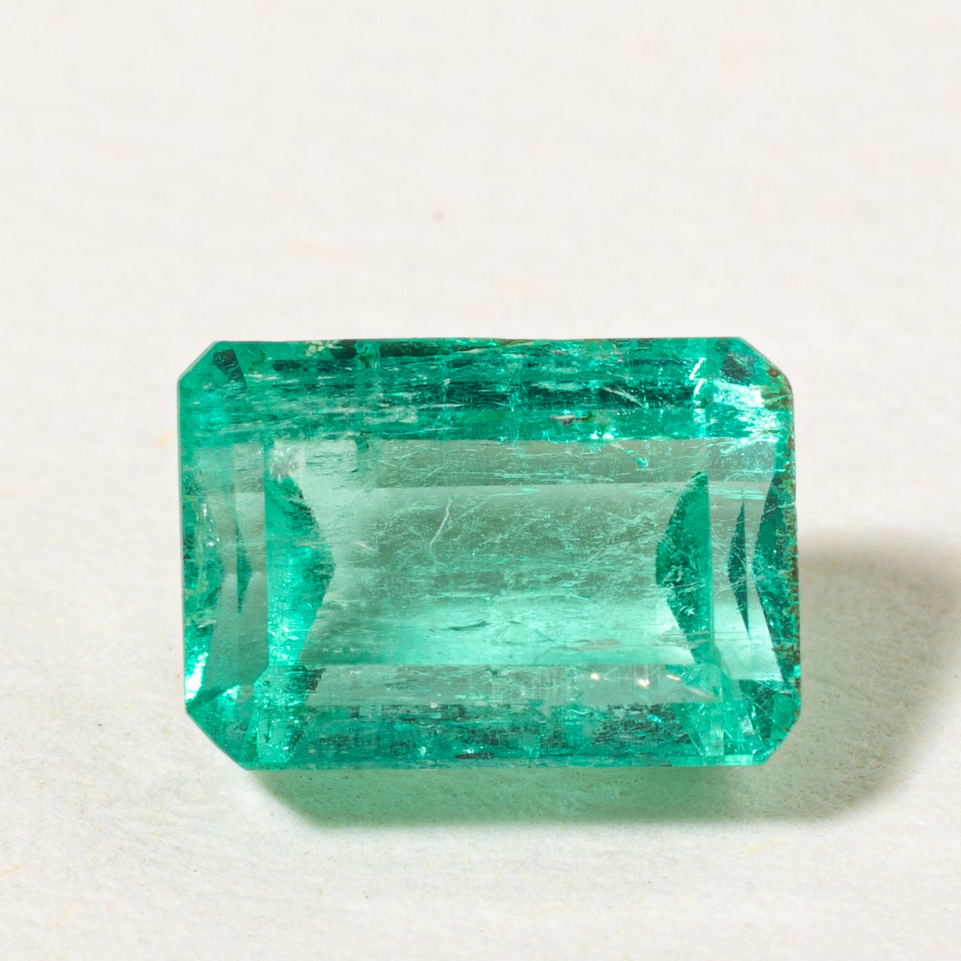 Émeraude taillée en escalier rectangulaire | 1,55 ct | 