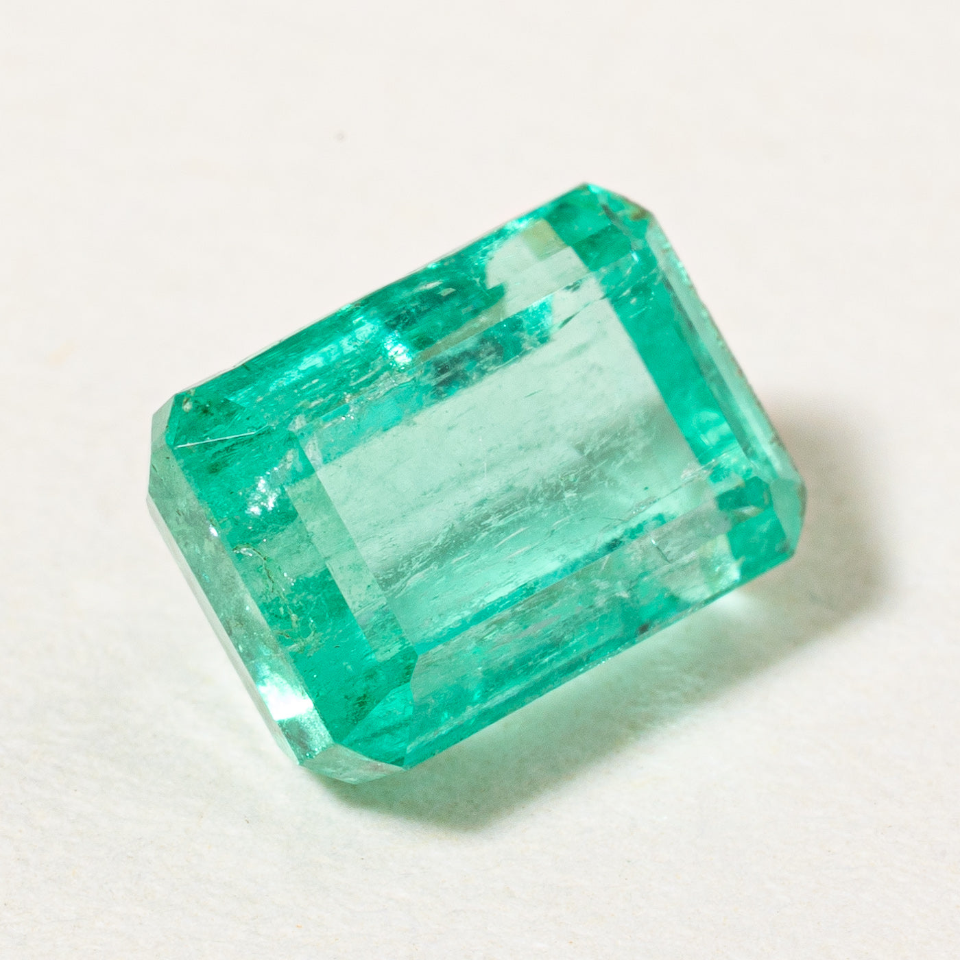Émeraude taillée en escalier rectangulaire | 1,55 ct | 