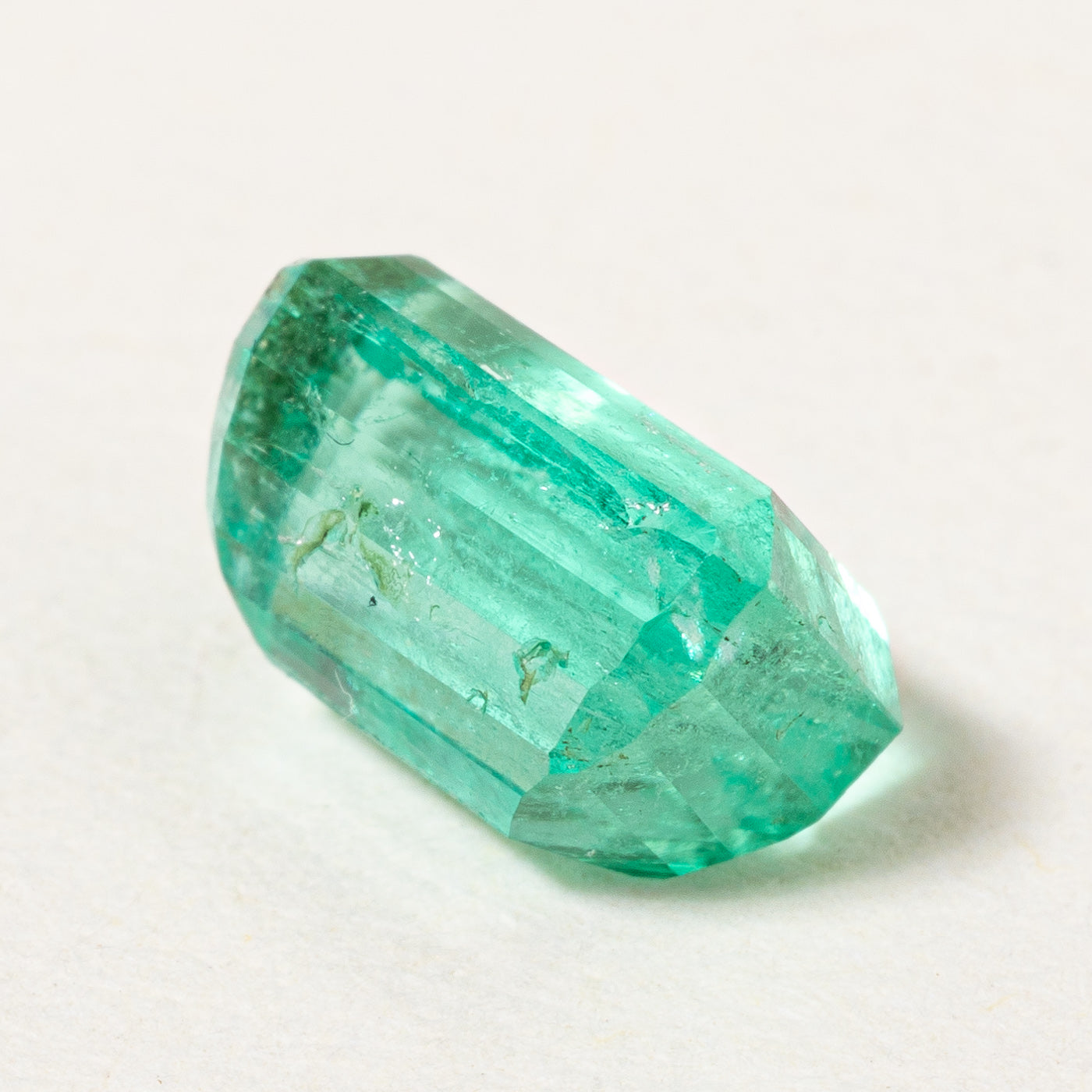 Émeraude taillée en escalier rectangulaire | 1,55 ct | 