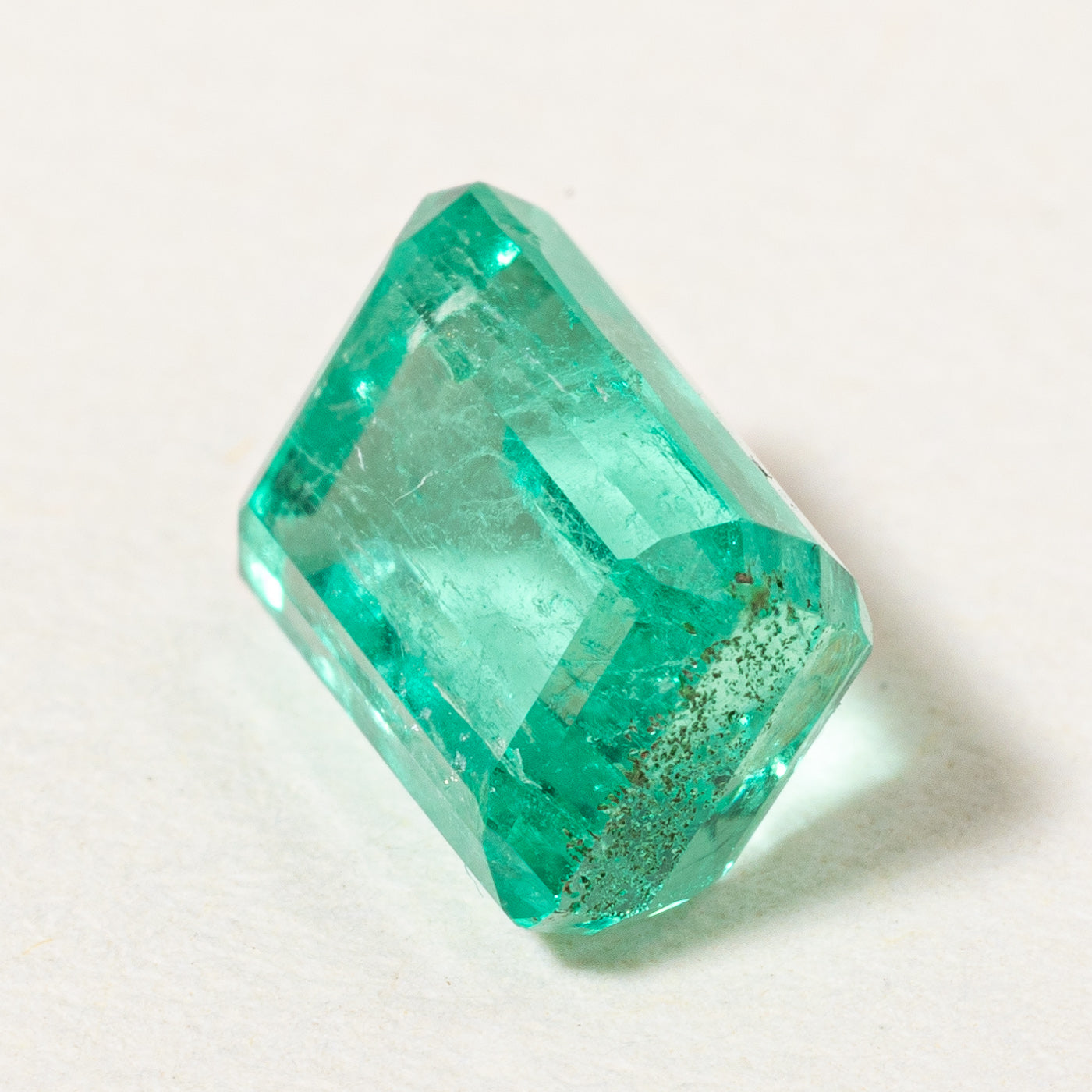 Émeraude taillée en escalier rectangulaire | 1,55 ct | 