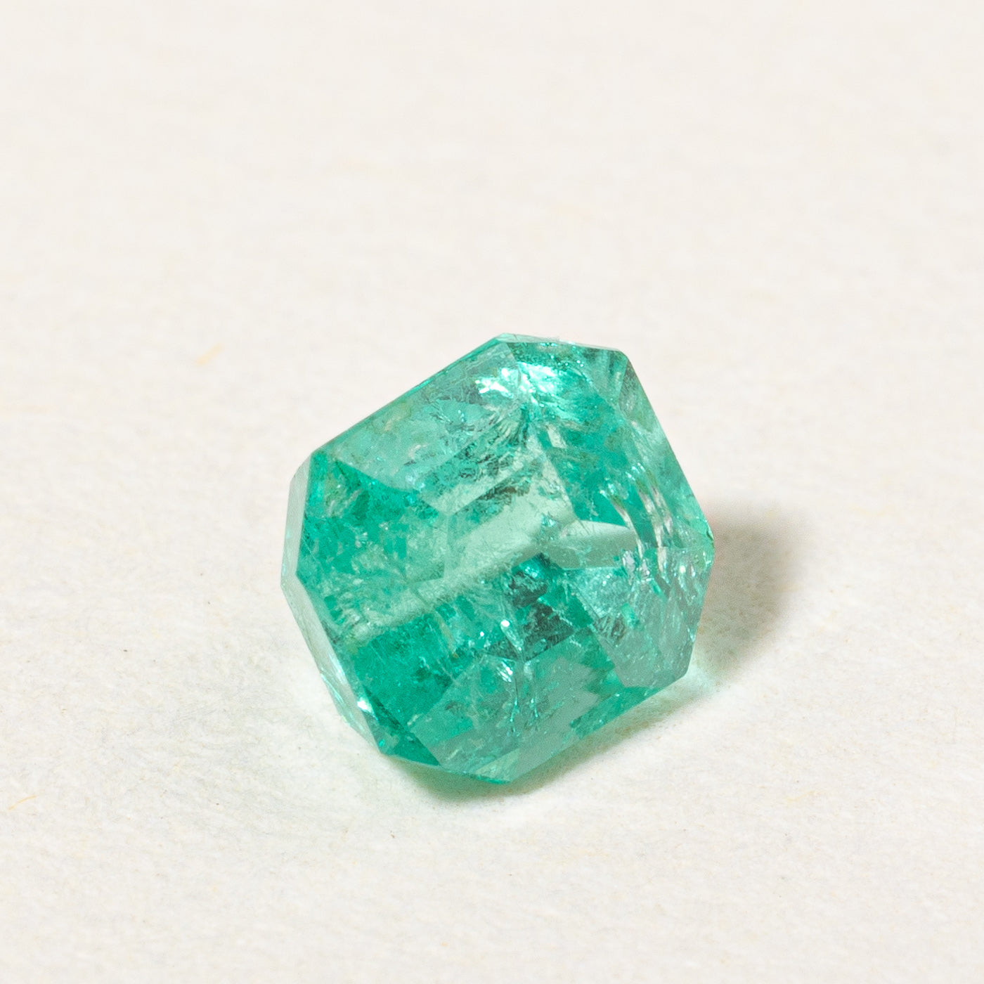 Émeraude taillée rectangulaire à coins coupés | 0,61 ct | 