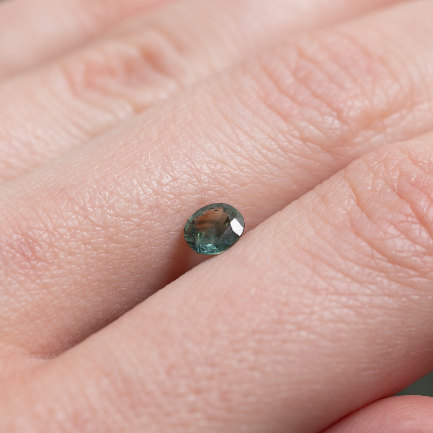 Saphir vert ovale non serti | 0,68 ct