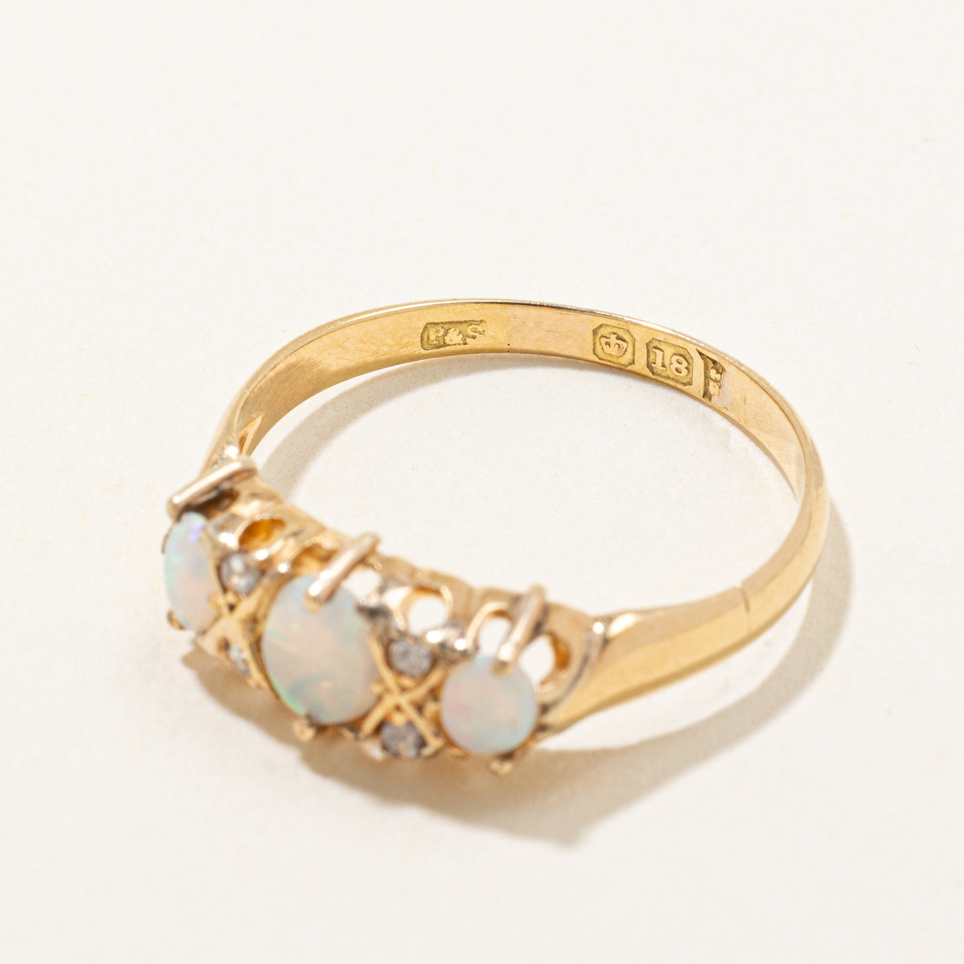 Bague Chester en opale et diamants | 0,38 ct, 0,04 ct | Taille 7 | 