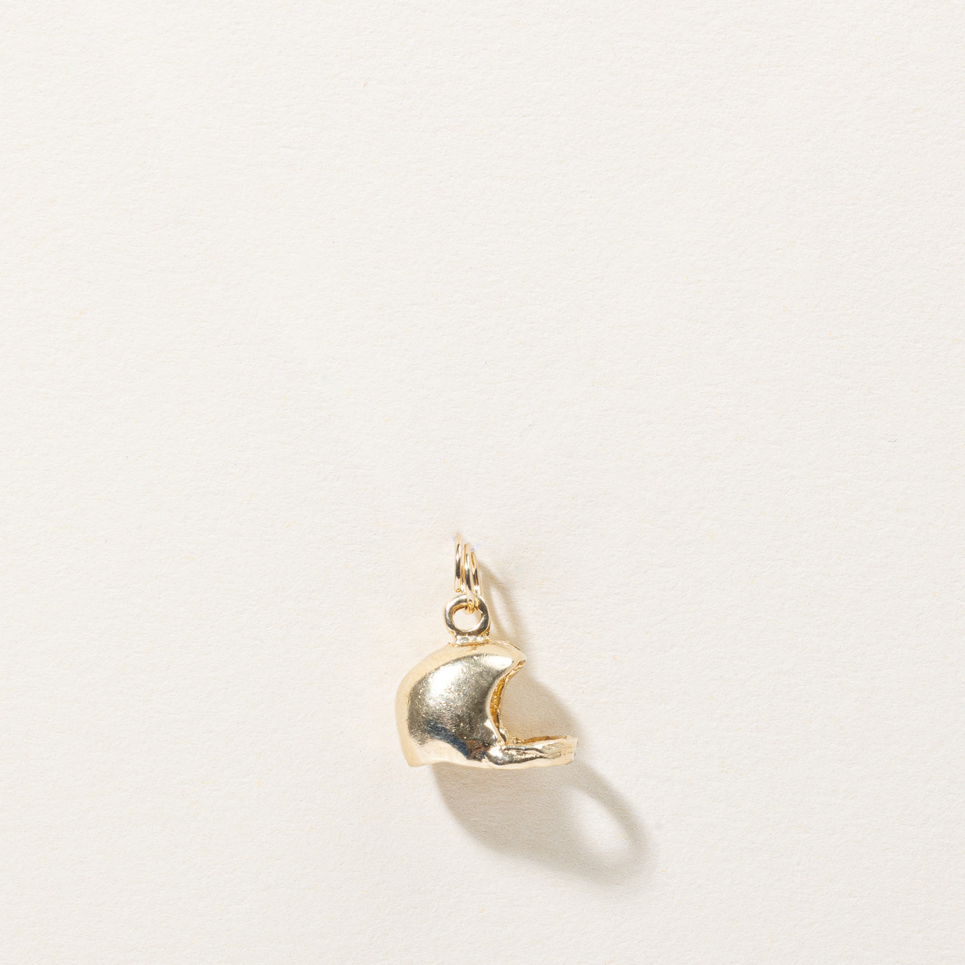 Breloque casque en or jaune 10 carats
