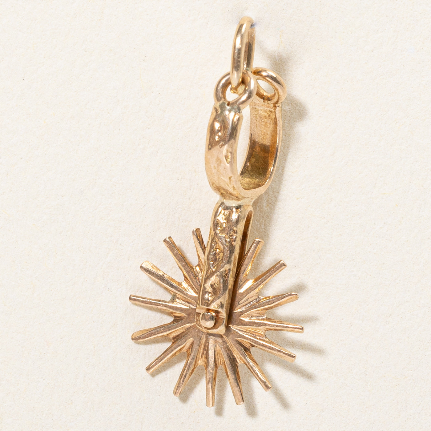 Breloque éperon de botte en or jaune 18 carats 