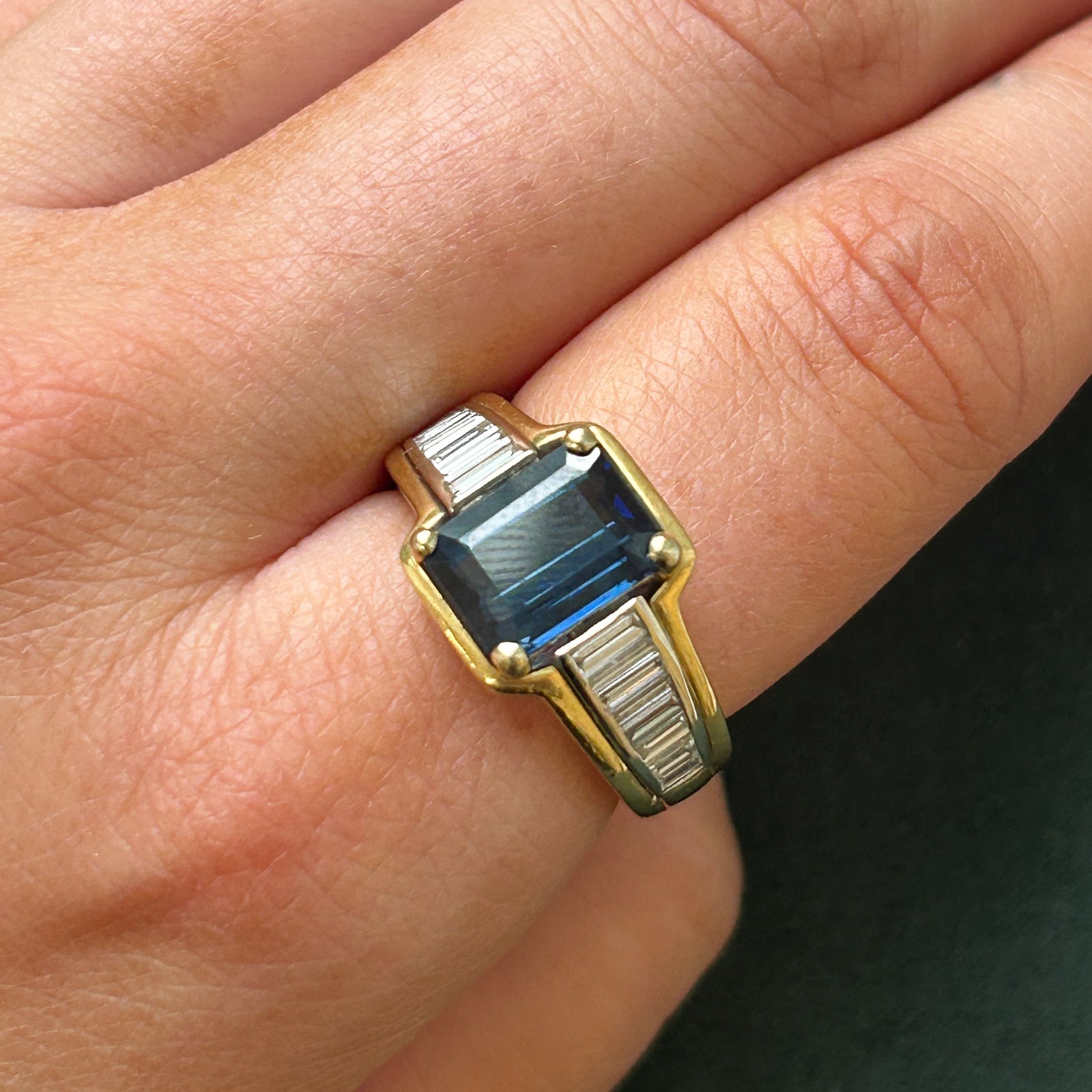 Bague italienne en saphir et diamants poinçonnés | 3,83 ct, 0,95 ct au total | Taille 7,5 | 