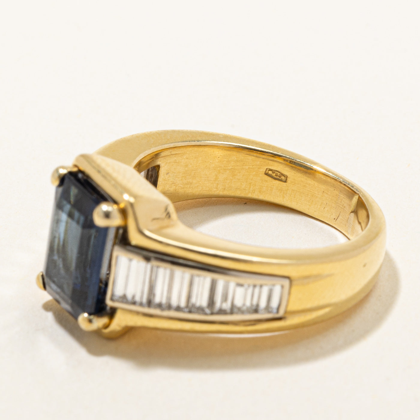 Bague italienne en saphir et diamants poinçonnés | 3,83 ct, 0,95 ct au total | Taille 7,5 | 