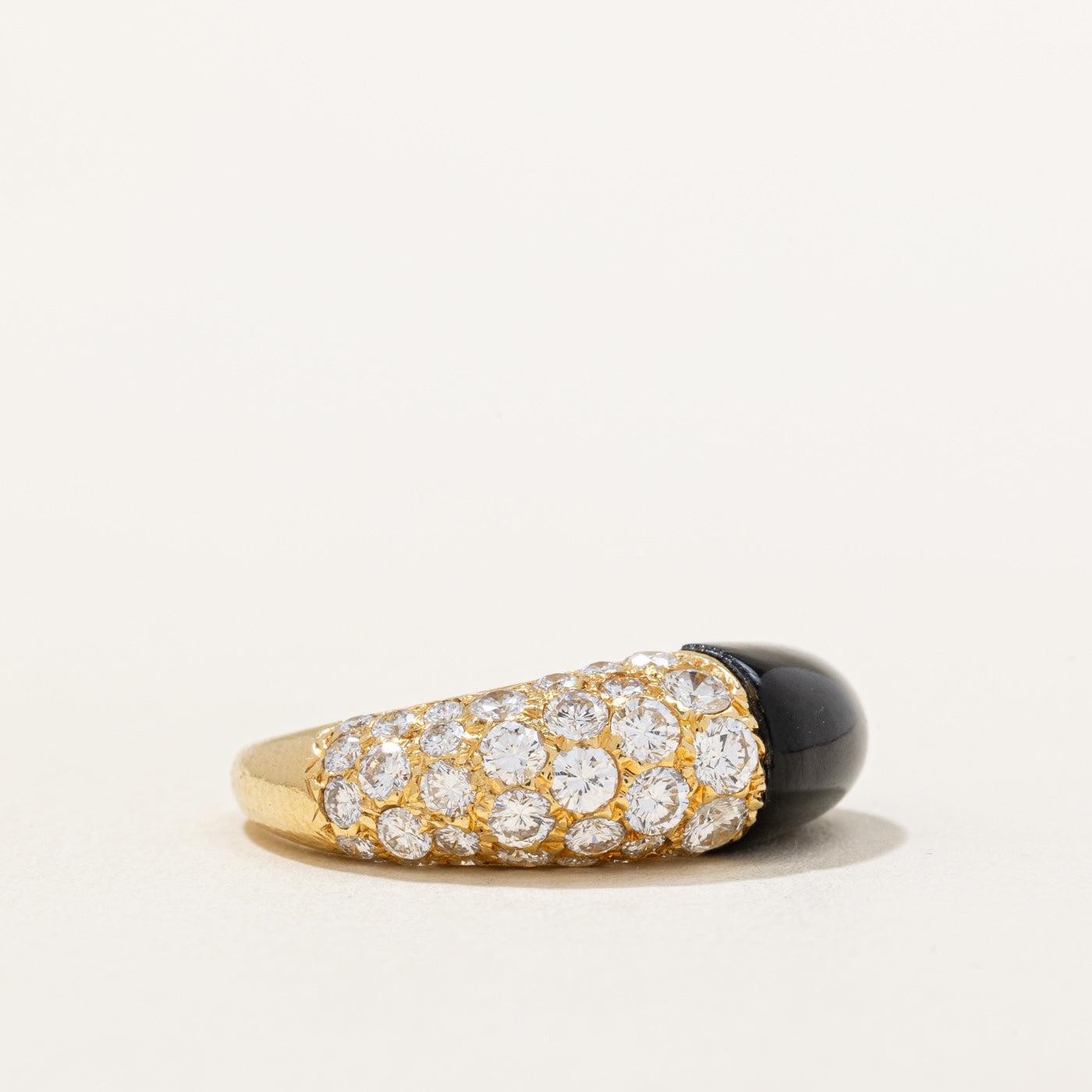 Bague Bombe Vintage Cartier en Diamants et Onyx | 4,00 ct, 1,00 ct au total | Taille 5,75 | 