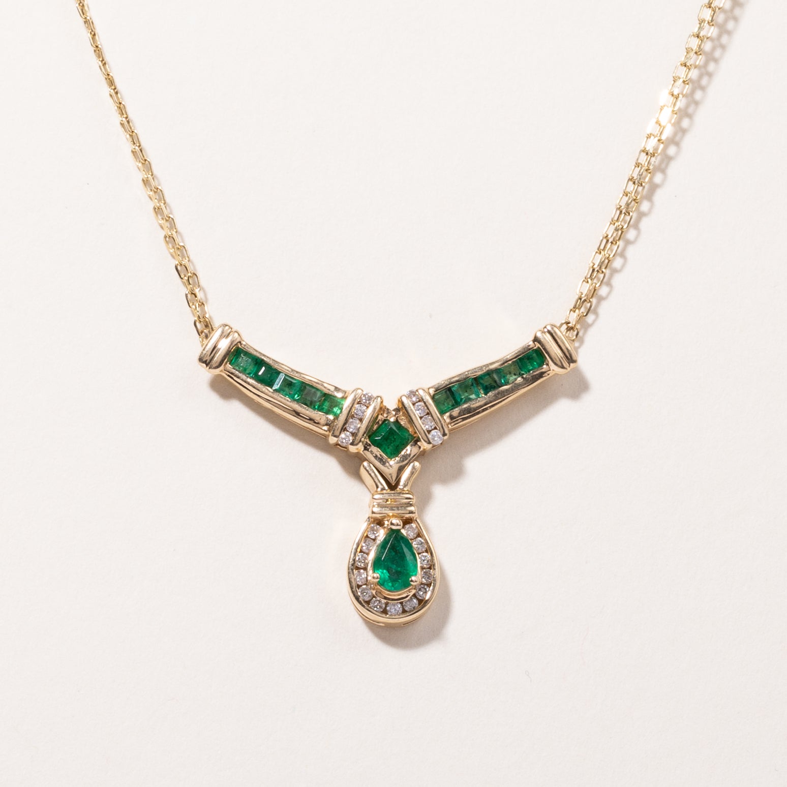 Collier en or jaune 14 carats avec émeraudes et diamants | 0,95 ct au total, 0,23 ct au total | 43 cm (17 pouces) | 
