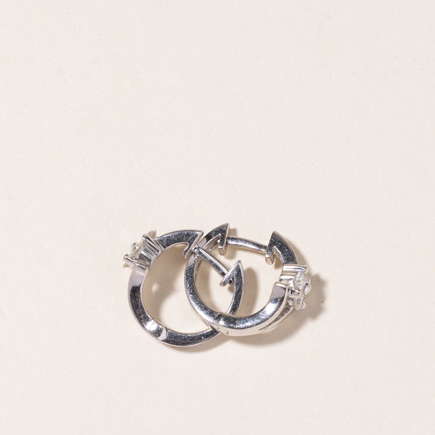 Boucles d'oreilles créoles en or blanc 18 carats serties de diamants | 0,30 ct au total | 