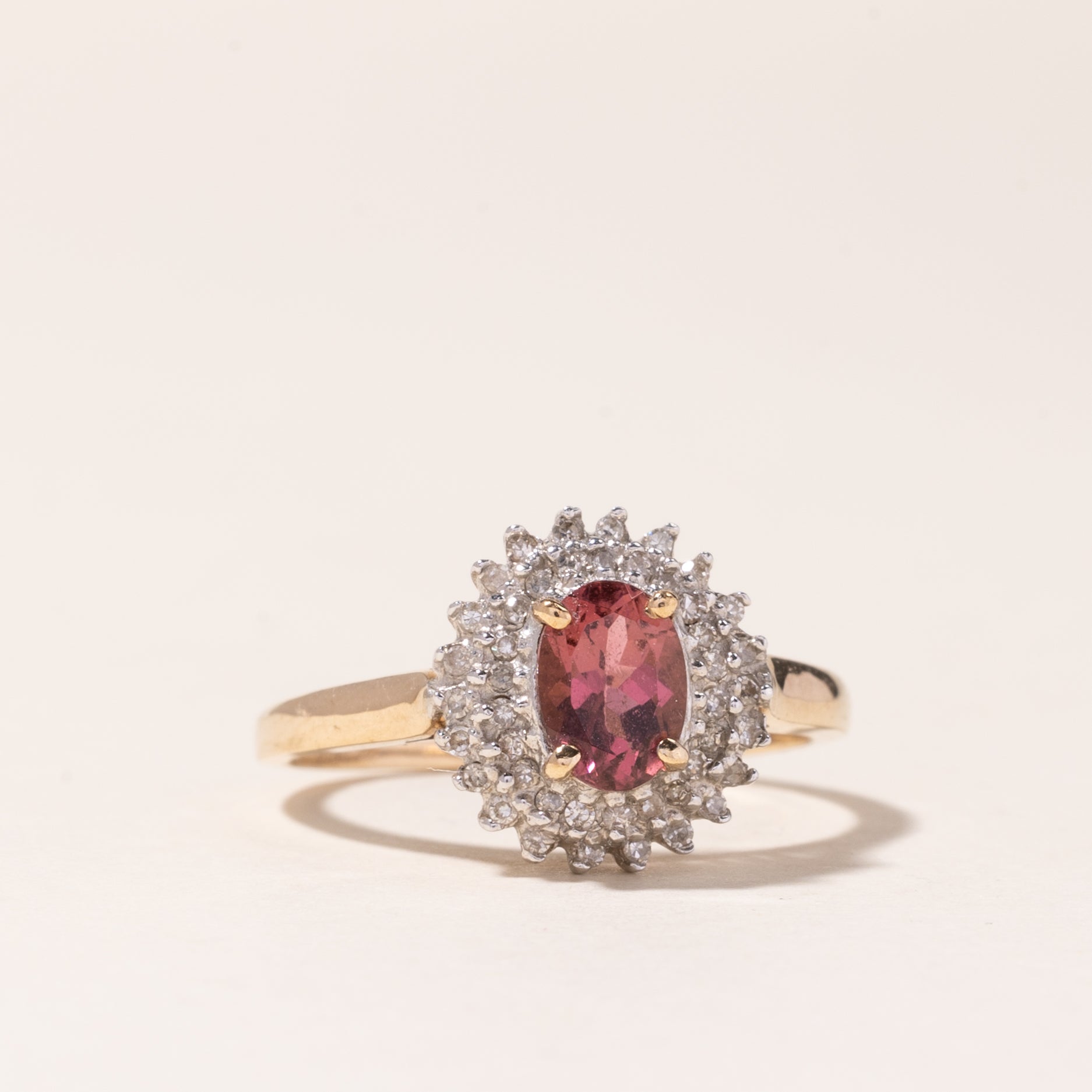 Bague en or jaune 10 carats avec halo de tourmaline rose et diamants | 0,77 ct, 0,18 ct au total | Taille 8 